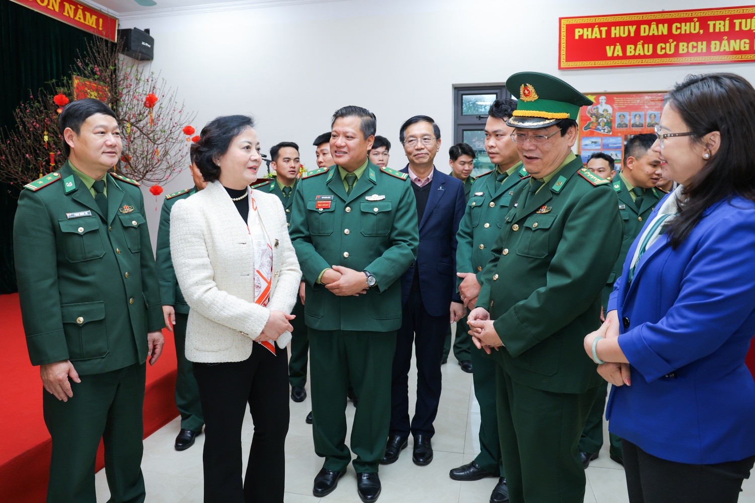 Phó Thủ tướng Phạm Thị Thanh Trà và đoàn công tác thăm hỏi, động viên cán bộ chiến sĩ Đồn Biên phòng Bát Xát