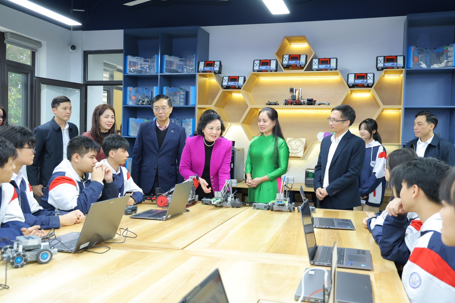 Phó Thủ tướng Phạm Thị Thanh Trà tham quan, trò chuyện với các em học sinh trường THPT Cam Đường