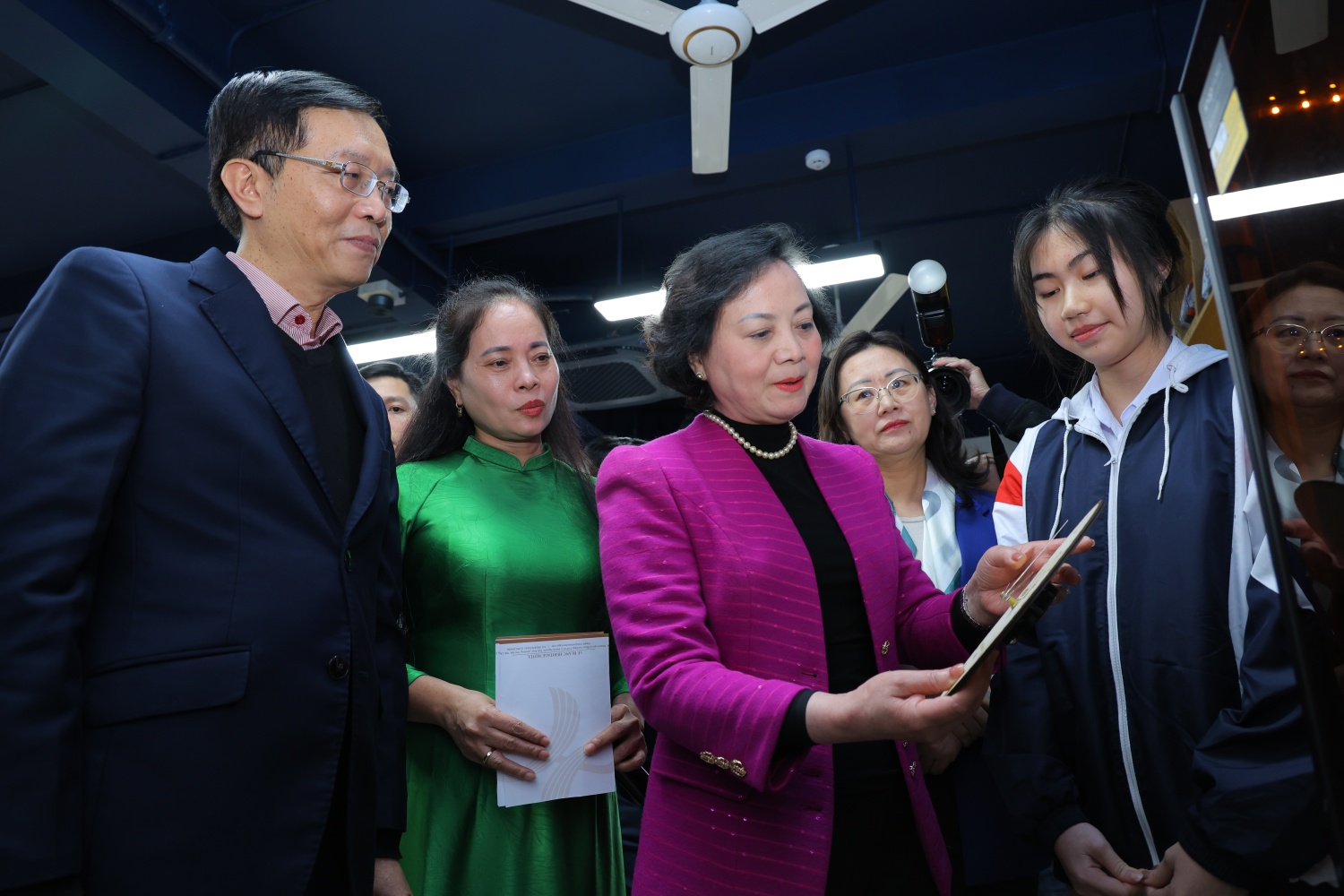 Phó Thủ tướng Phạm Thị Thanh Trà nghe các em học sinh giới thiệu về các sản phẩm sáng tạo được tạo ra từ phòng STEM