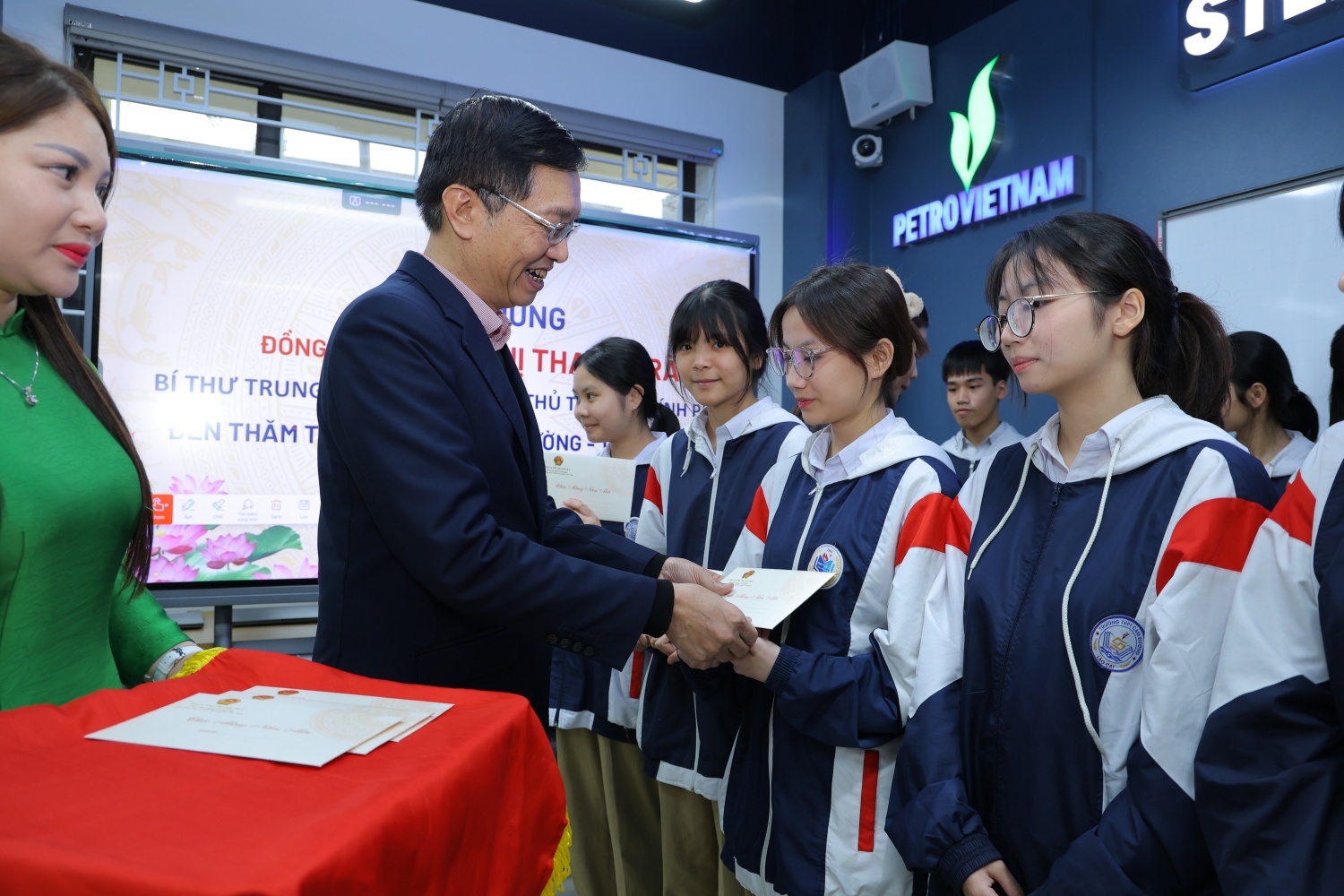 Đồng chí Trần Quang Dũng, Phó Bí thư thường trực Đảng ủy Petrovietnam trao học bổng và động viên các em học sinh có thành tích xuất sắc trong học tập.