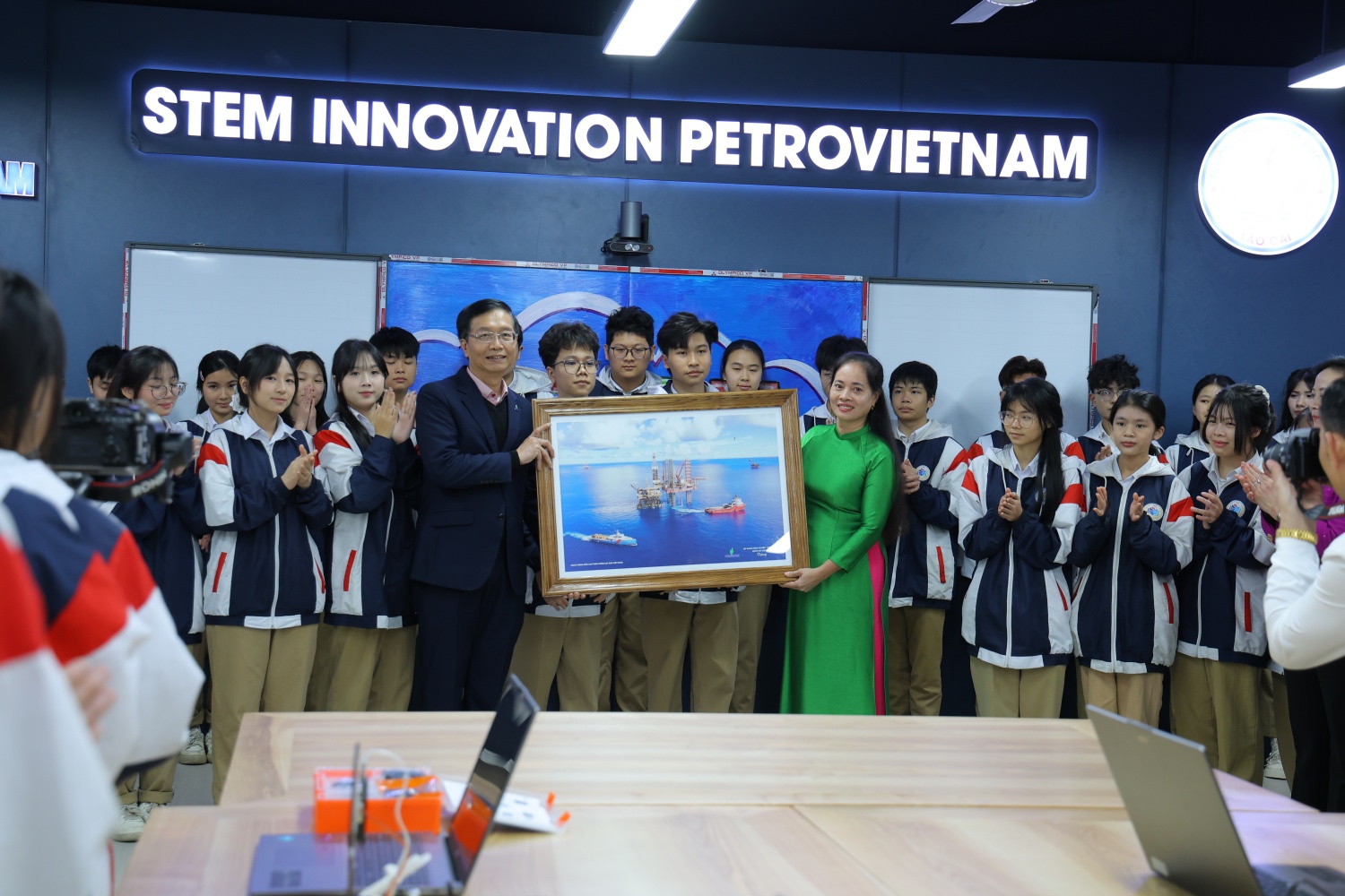 Đại diện trường PTHT Cam Đường đón nhận quà lưu niệm từ Phó Thủ tướng Chính phủ và Petrovietnam