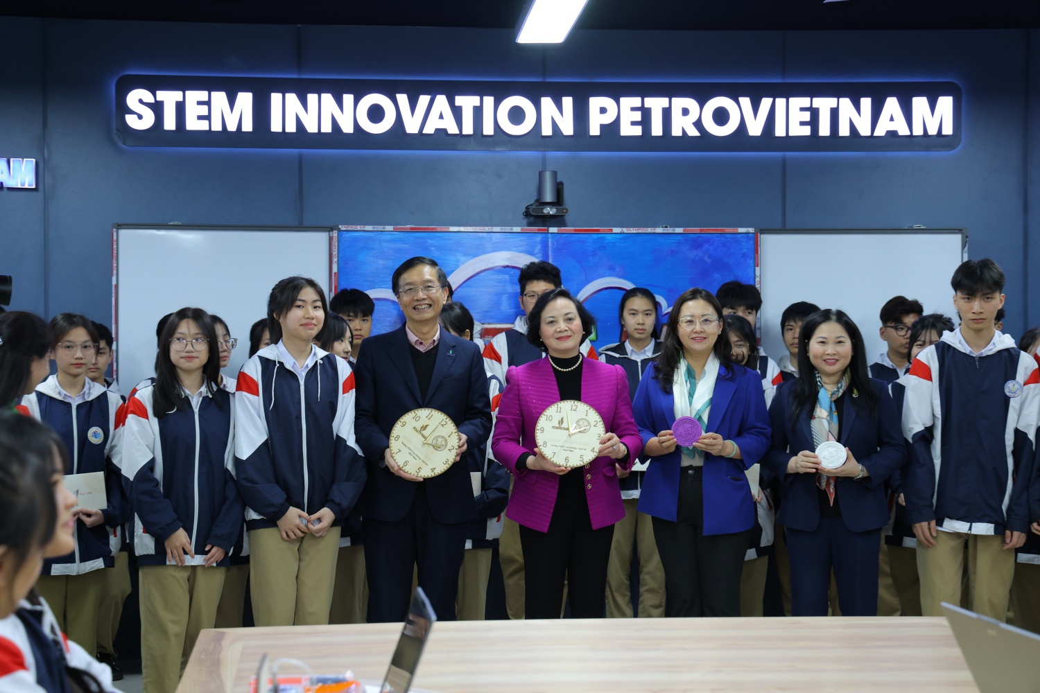 Đoàn công tác nhận quà lưu niệm từ các em học sinh