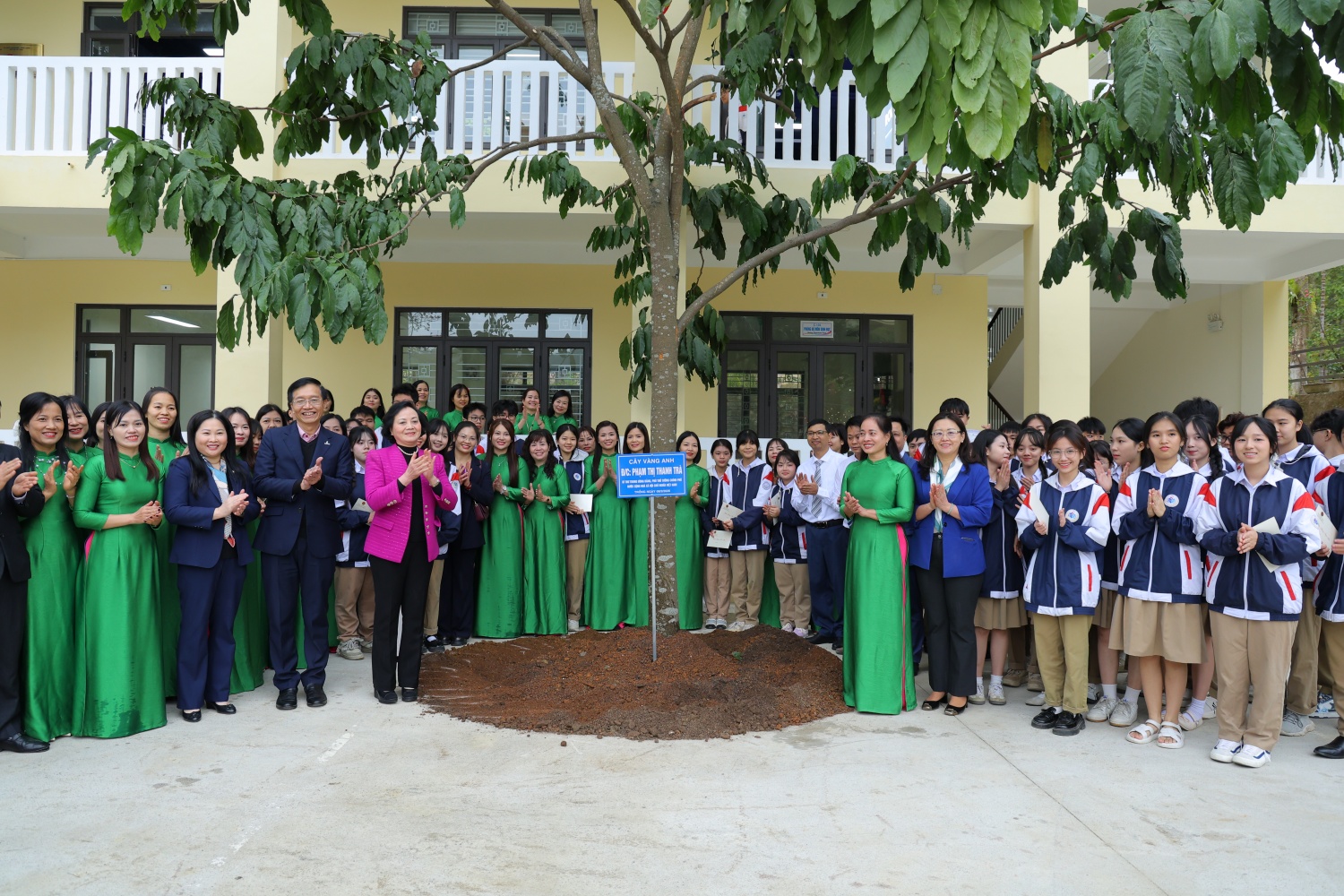 Phó Thủ tướng Phạm Thị Thanh Trà và đoàn công tác trồng cây lưu niệm tại trường THPT Cam Đường