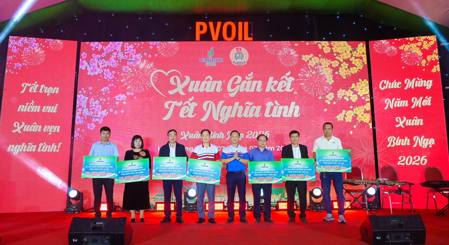 Ông Mai Xuân Hải - Chủ tịch Công đoàn PVOIL trao hỗ trợ của Công đoàn Petrovietnam cho đại diện người lao động các đơn vị