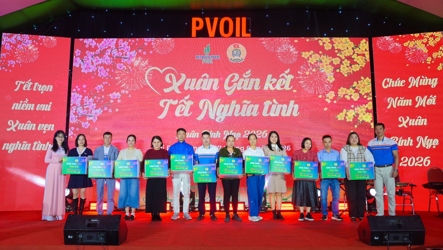 Bà Nguyễn Linh Giang - Phó Bí thư Đảng ủy, Thành viên HĐQT PVOIL và ông Trần Việt Hùng - Phó Chủ tịch Công đoàn PVOIL trao quà Tết cho đại diện cửa hàng xăng dầu