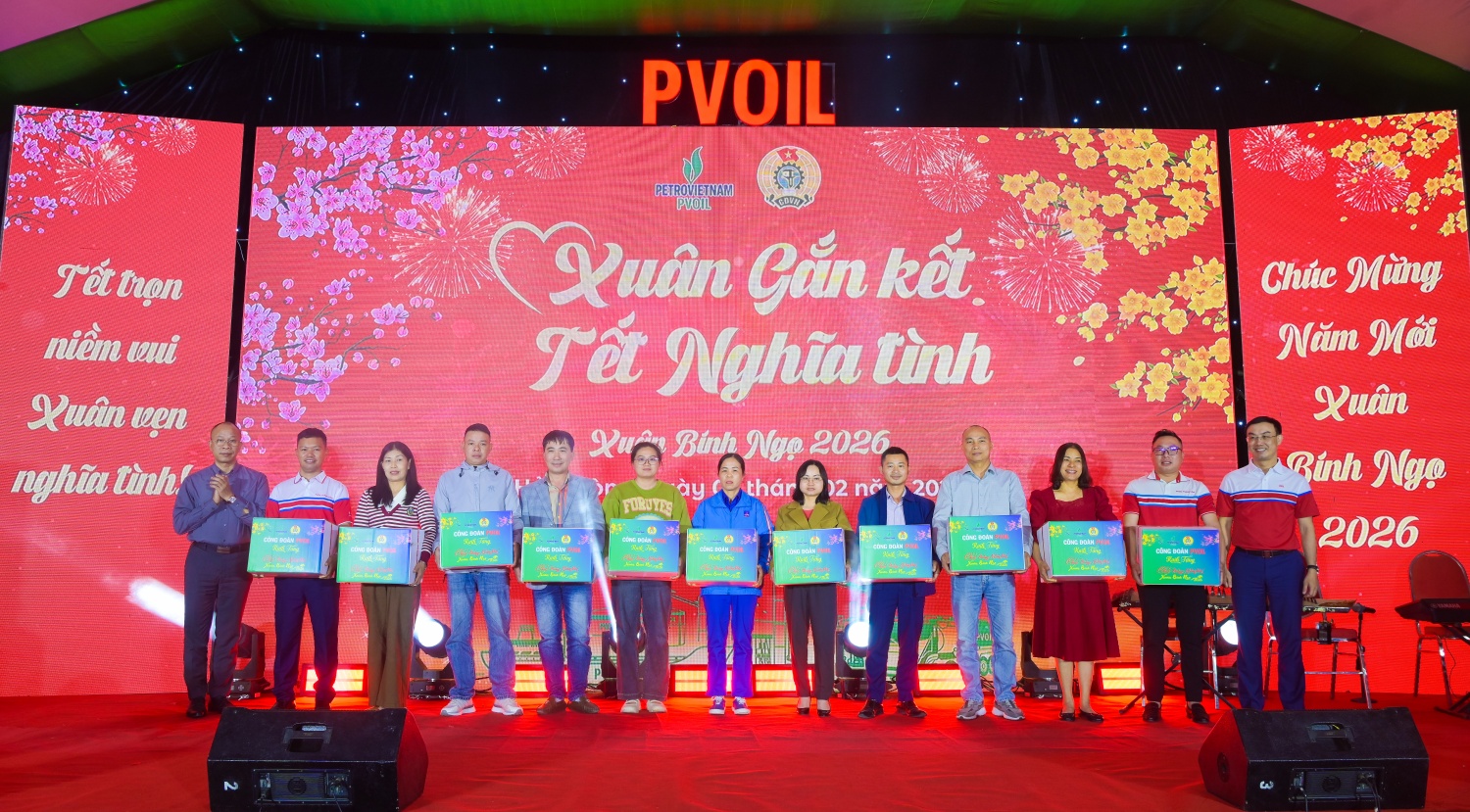 Ông Võ Đình Hòa - Phó Chủ tịch Công đoàn PVOIL và ông Hoàng Tùng Bách - Chủ tịch PVOIL Hải Phòng trao quà Tết cho các đơn vị.