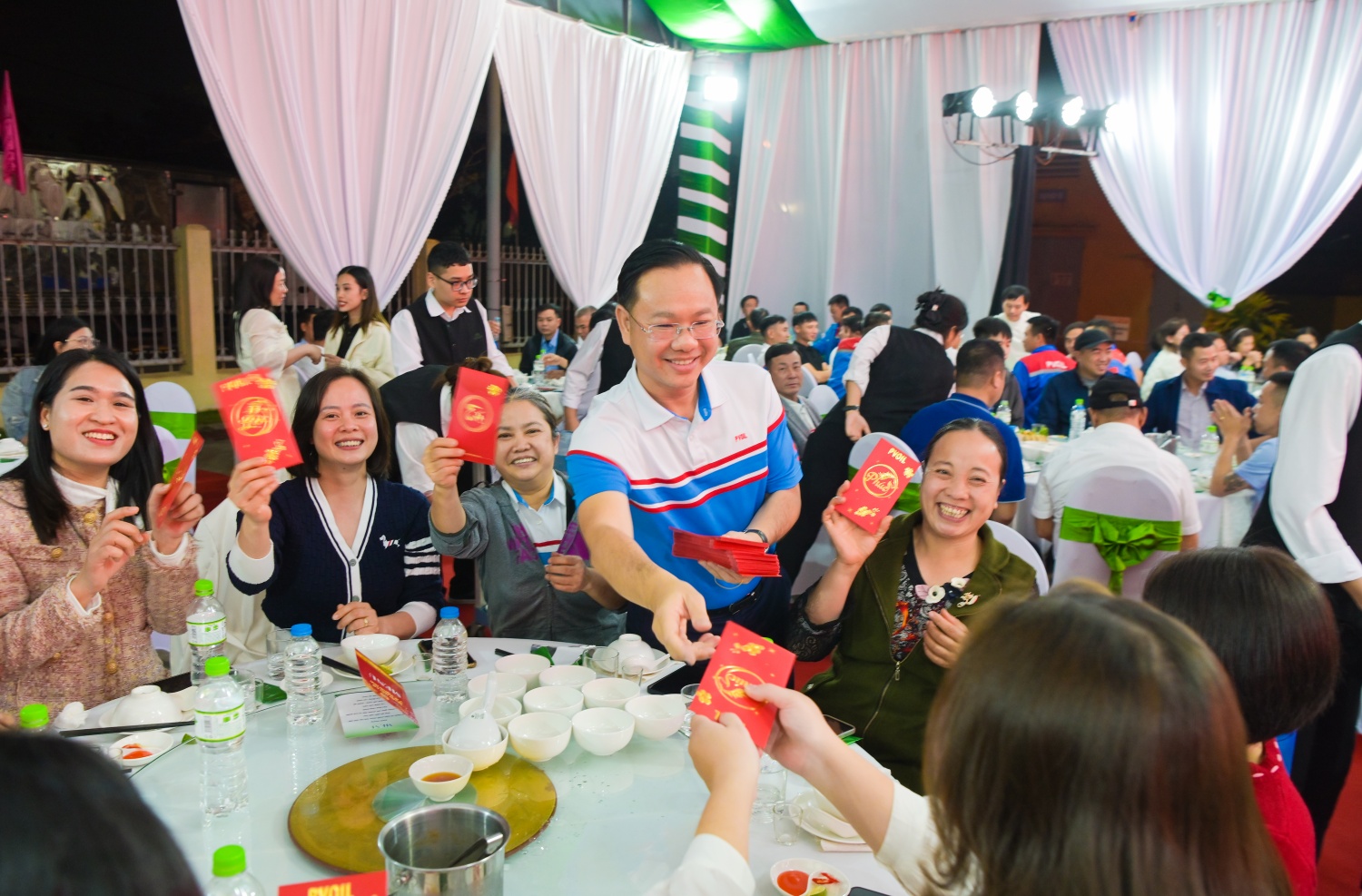 Ông Mai Xuân Hải lì xì Tết cho người lao động.