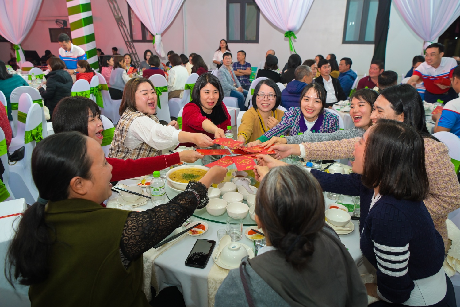 Người lao động PVOIL hào hứng với những bao lì xì may mắn.