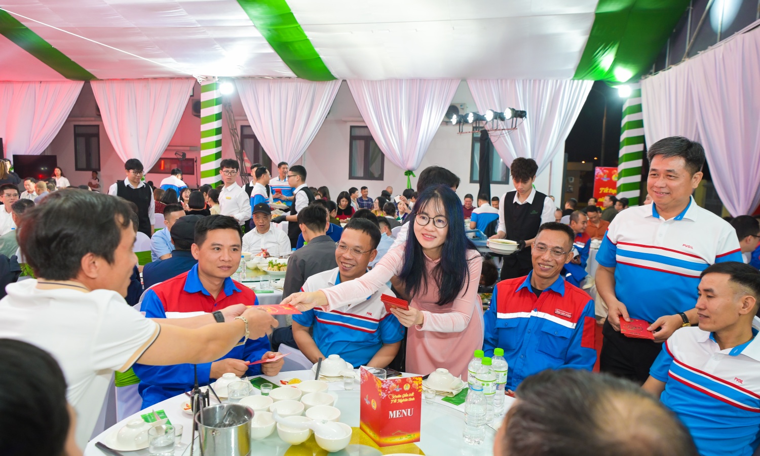 Bà Nguyễn Linh Giang lì xì Tết cho người lao động.