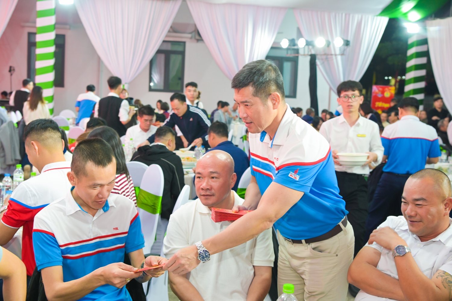 Ông Trần Việt Hùng trao lì xì cho người lao động.