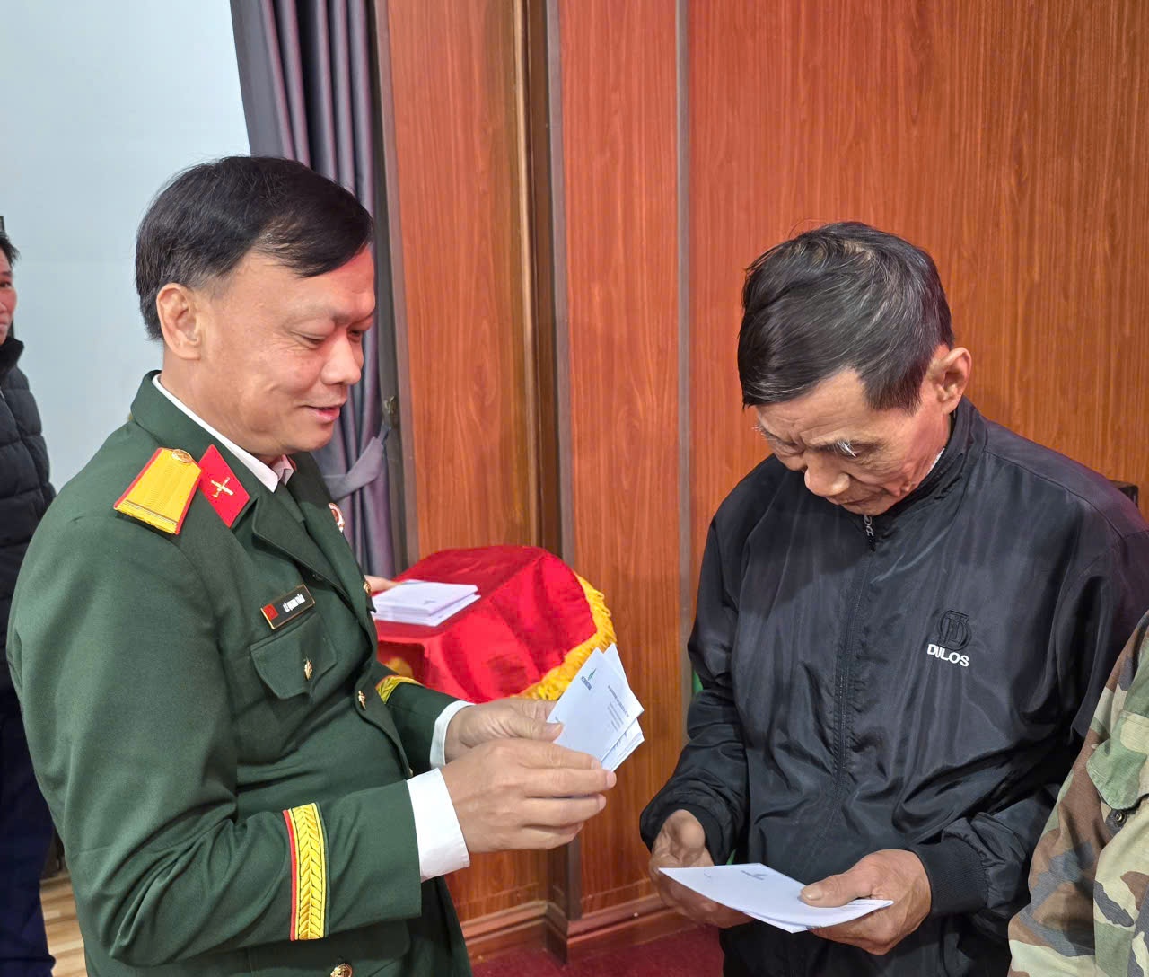 Ông Lê Quang Toán, Phó Chủ tịch Thường trực Hội Cựu chiến binh Petrovietnam trao các phần quà Tết cho các gia đình chính sách, hộ nghèo và người lao động khó khăn trên địa bàn xã Tu Vũ.