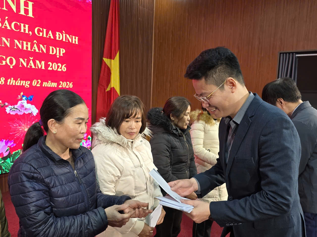 Ông Phan Sỹ Linh, Trưởng phòng Văn hóa Doanh nghiệp, Ban Truyền thông và Văn hóa Doanh nghiệp Petrovietnam trao quà Tết cho các gia đình chính sách, hộ nghèo và người lao động có hoàn cảnh khó khăn.