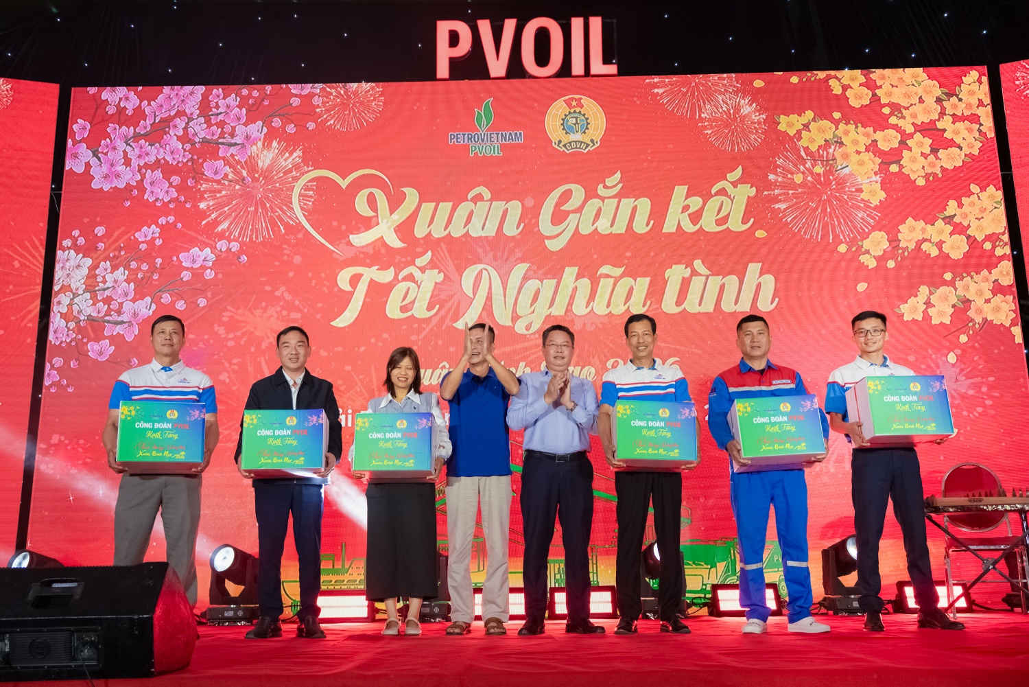 Ông Nguyễn Trung Hữu - Giám đốc PVOIL Nam Định và ông Quách Văn Sơn - Giám đốc PVOIL Hải Phòng trao quà Tết cho các đơn vị.