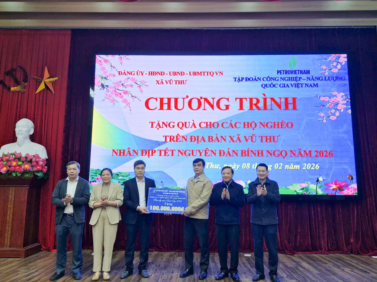 Petrovietnam trao tặng quà Tết cho các hộ gia đình khó khăn xã Vũ Thư.