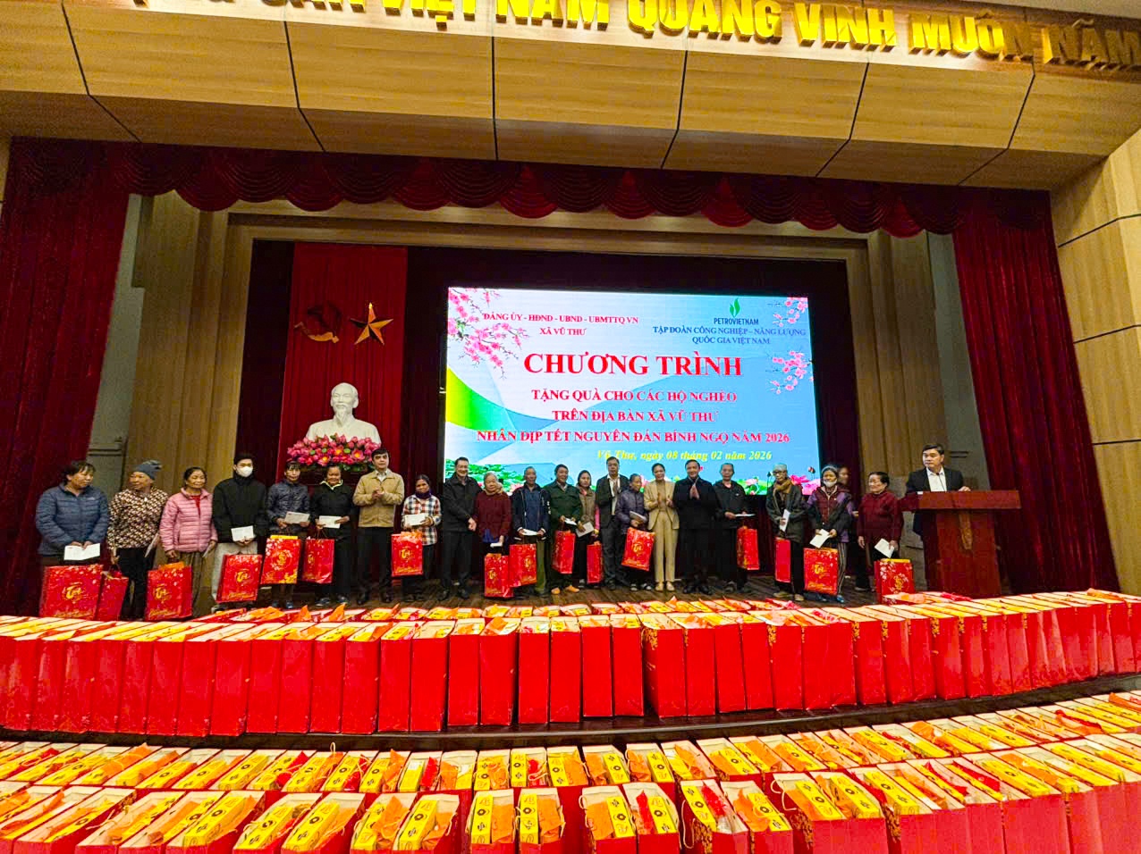 Phó Chủ tịch Quốc hội Nguyễn Khắc Định và ông Phạm Tuấn Anh - Thành viên HĐTV Petrovietnam, ông Nguyễn Minh Đạo - Giám đốc PVPGB trao tặng các phần quà cho người nghèo, hộ gia đình có hoàn cảnh khó khăn tại xã Vũ Thư.