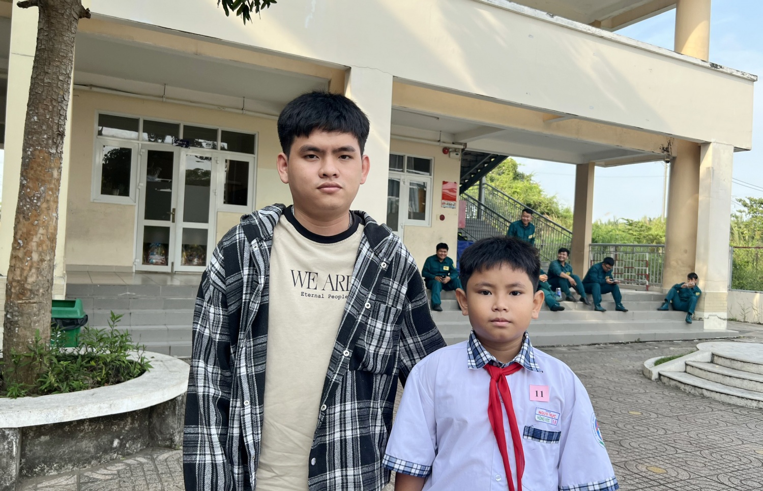 Em Phạm Hồng Phước và anh trai mất mẹ do đại dịch Covid -19