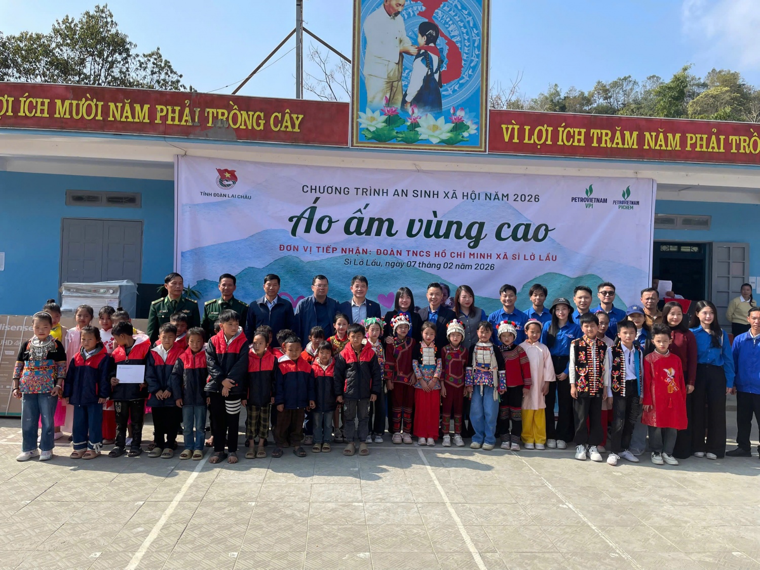 Đoàn công tác của VPI và PVChem tặng quà cho học sinh các điểm trường thuộc xã Sì Lở Lầu, tỉnh Lai Châu.