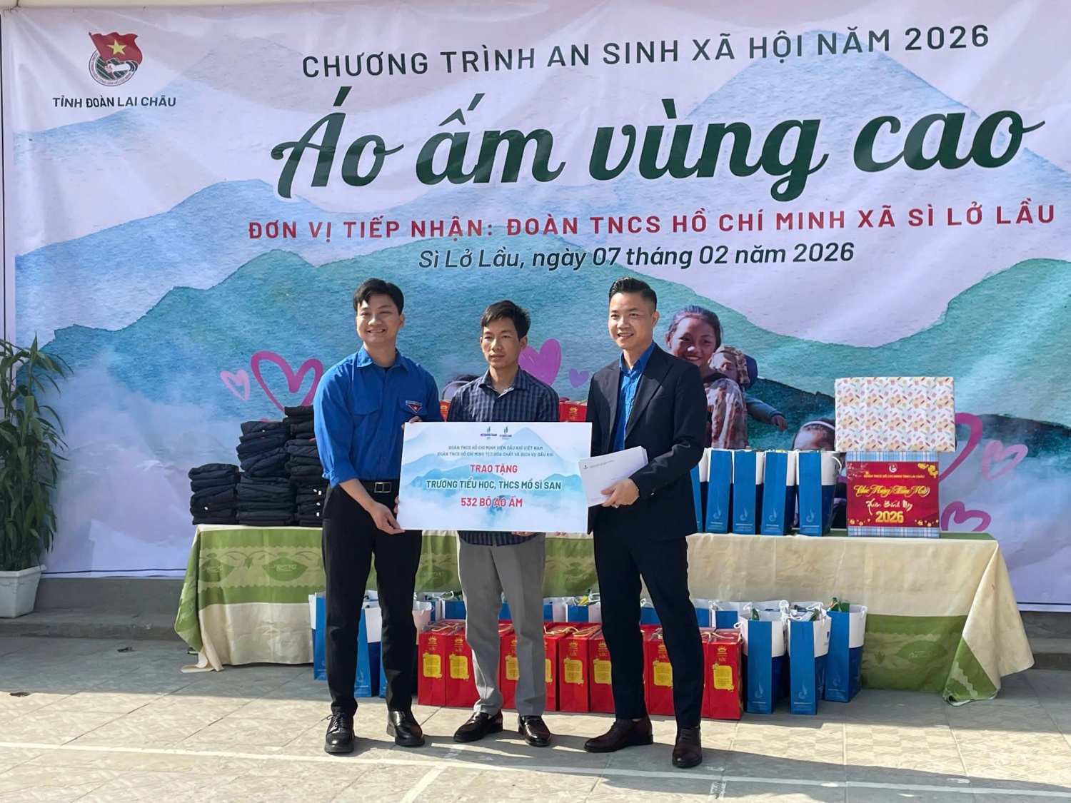 Đoàn công tác trao tặng 532 bộ áo ấm cho các em học sinh Trường Tiểu học và Trung học cơ sở Mồ Sì San.