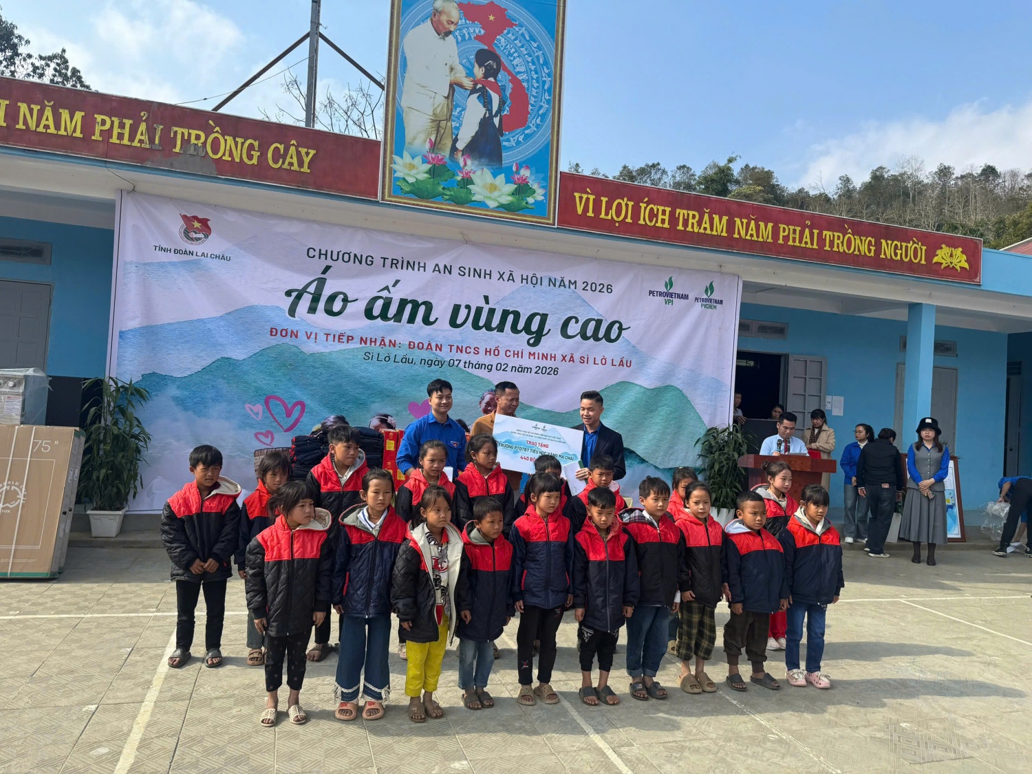 Đoàn công tác của VPI và PVChem trao tặng 972 bộ áo ấm cho 972 học sinh vùng cao xã Sì Lở Lầu, tỉnh Lai Châu.