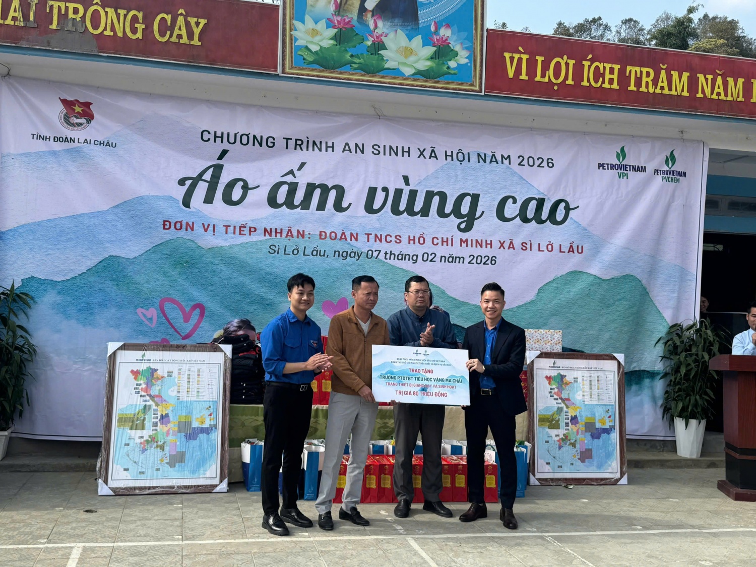 Đoàn công tác của VPI và PVChem tặng quà cho các điểm trường tại xã Sì Lở Lầu, tỉnh Lai Châu.