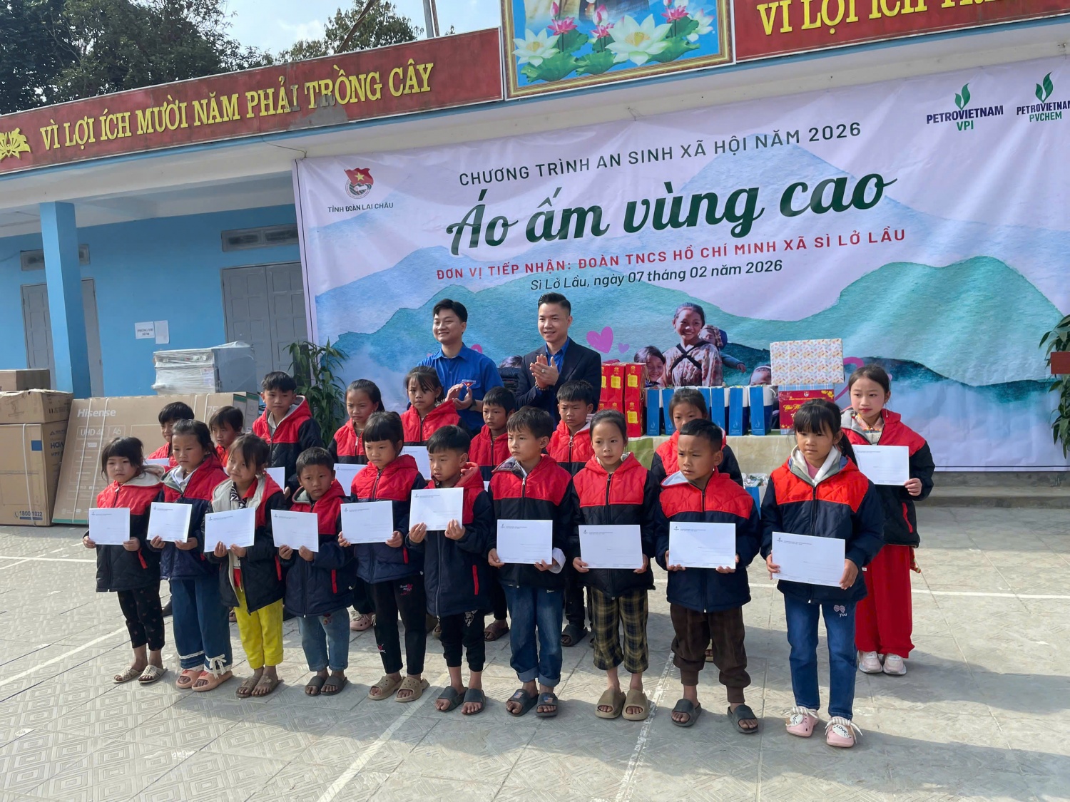 Đoàn công tác của VPI và PVChem trao tặng học bổng cho các em học sinh nghèo vượt khó tại xã Sì Lở Lầu, tỉnh Lai Châu.