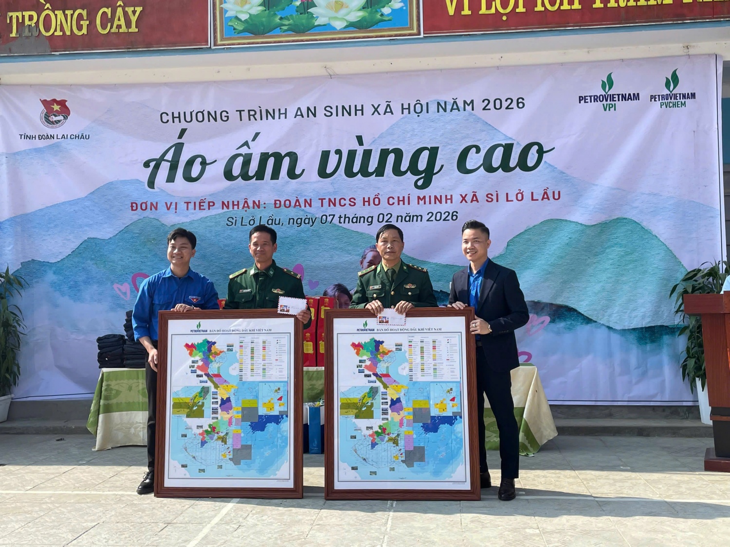 Đoàn công tác thăm hỏi và trao tặng Bản đồ hoạt động dầu khí Việt Nam cho cán bộ chiến sĩ Đồn biên phòng Sì Lở Lầu và Vàng Ma Chải, tỉnh Lai Châu.