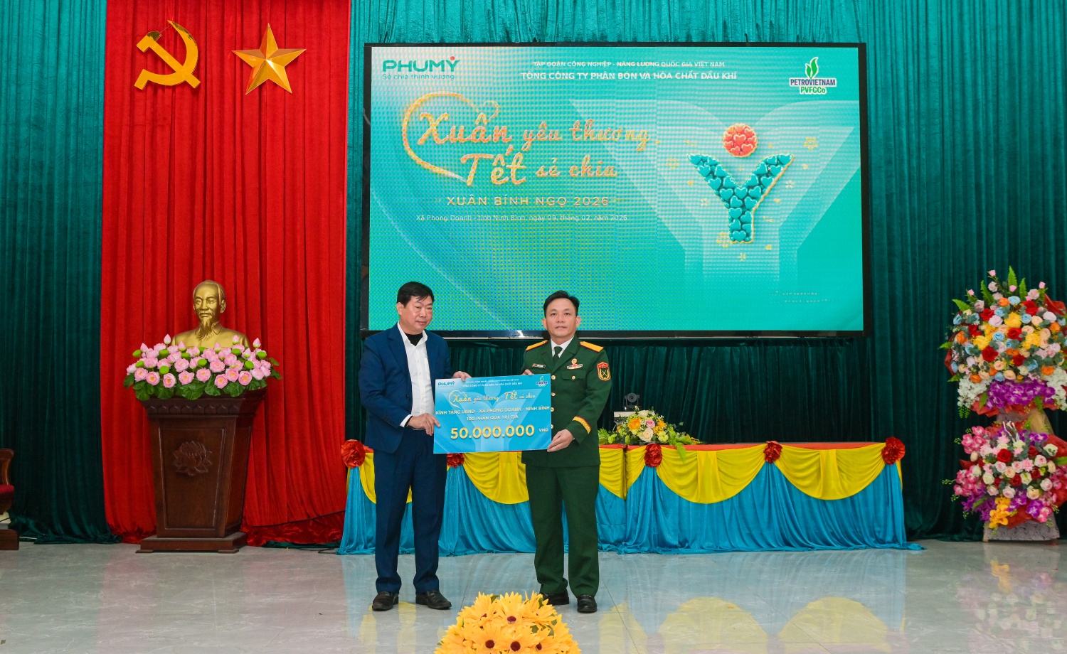 Đồng chí Lương Phương trao biểu trưng hỗ trợ xã Phong Doanh 100 suất quà trị giá 50 triệu đồng