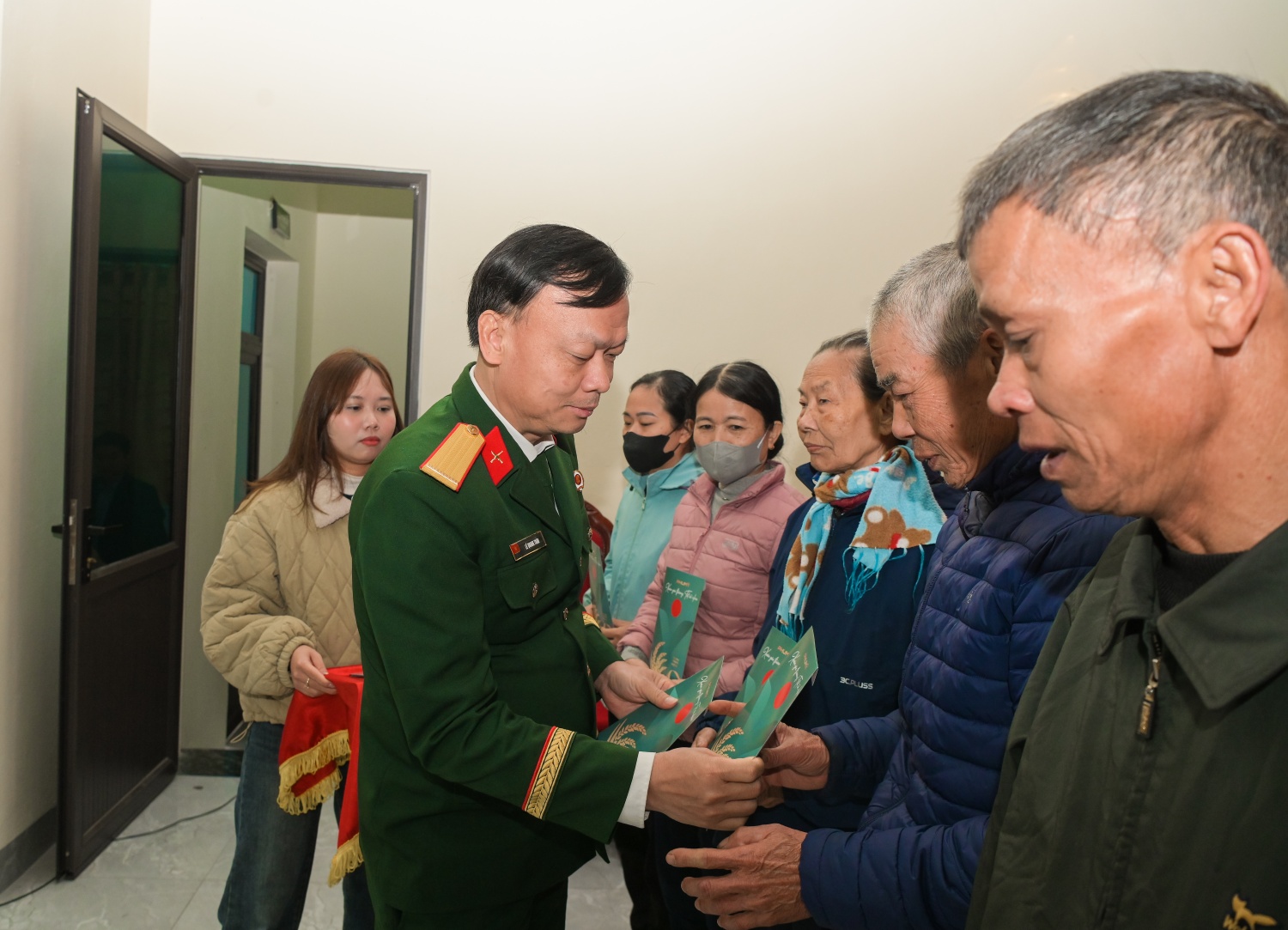 Đồng chí Lê Quang Toán - Phó Chủ tịch thường trực Hội Cựu chiến binh Petrovietnam trao quà hỗ trợ cho bà con có hoàn cảnh khó khăn xã Phong Doanh