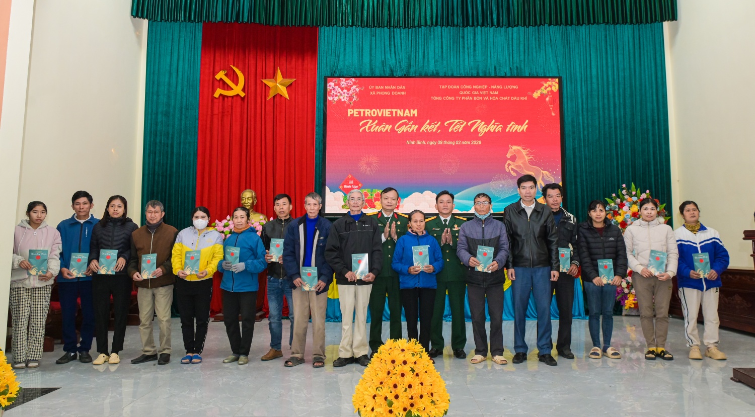 Những phần quà Tết thiết thực được Petrovietnam và PVFCCo - Phú Mỹ trao đến những hộ gia đình khó khăn trên địa bàn xã Phong Doanh