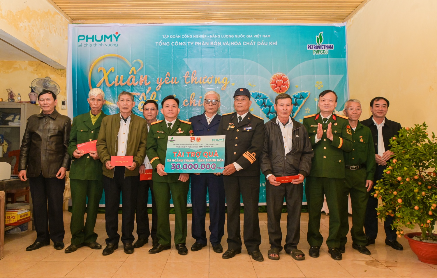 Đoàn công tác trao biểu trưng hỗ trợ 30 triệu đồng cùng những bao lì xì may mắn và lời chúc tốt đẹp đến bà con có hoàn cảnh khó khăn trên địa bàn xã Hoằng Thanh