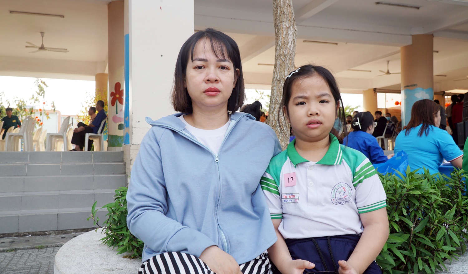 Chị Võ Thị Bích vẫn không kìm được nước mắt khi nhớ lại ngày chồng chị đi làm, rồi mãi mãi không trở về để lại hai con tuổi còn quá nhỏ
