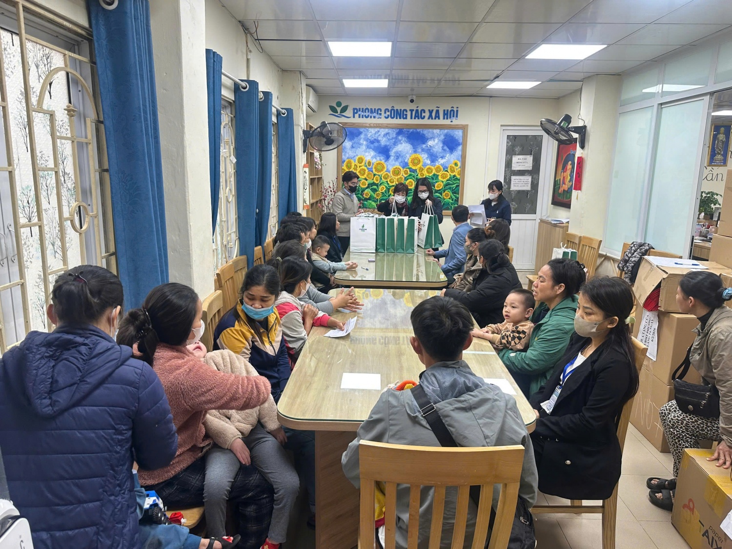 Đoàn công tác Công đoàn và Đoàn Thanh niên PVNDB trao quà, thăm hỏi và động viên các gia đình bệnh nhi có hoàn cảnh khó khăn tại Bệnh viện Nhi Trung ương