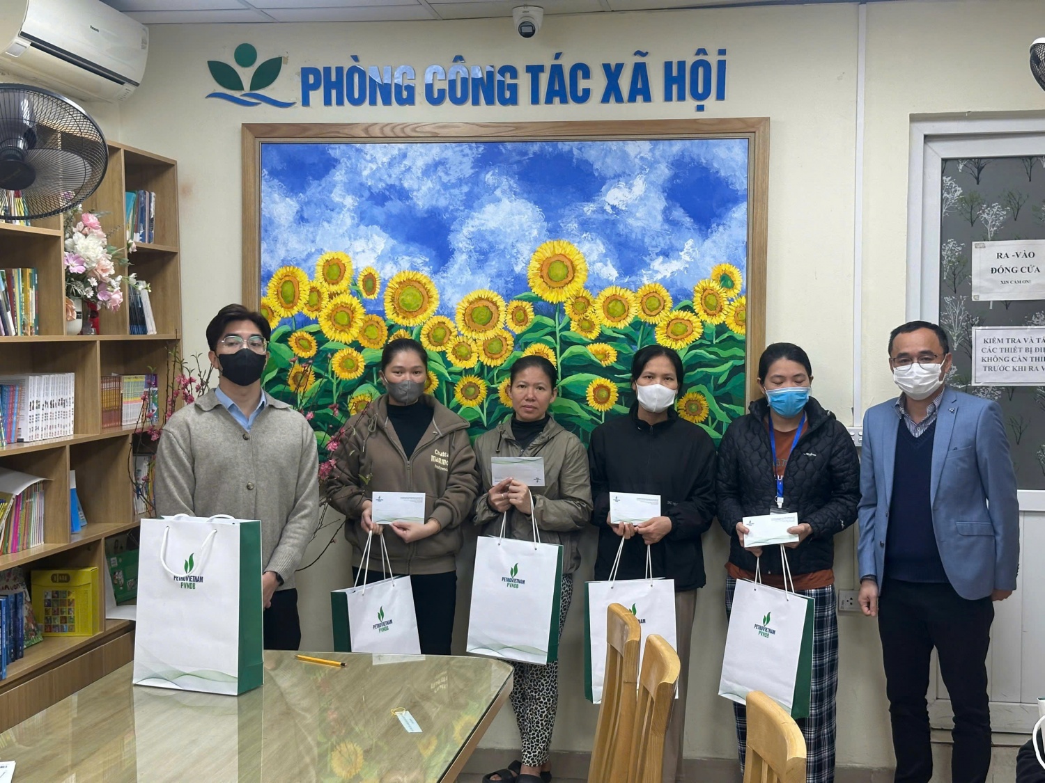 Đại diện Công đoàn và Đoàn Thanh niên PVNDB trao quà cho các gia đình bệnh nhi