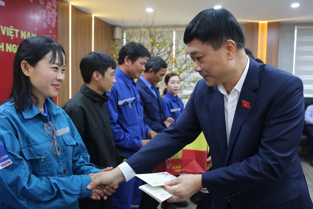 Phó Chủ tịch Quốc hội Vũ Hồng Thanh tặng quà Tết người lao động BSR.