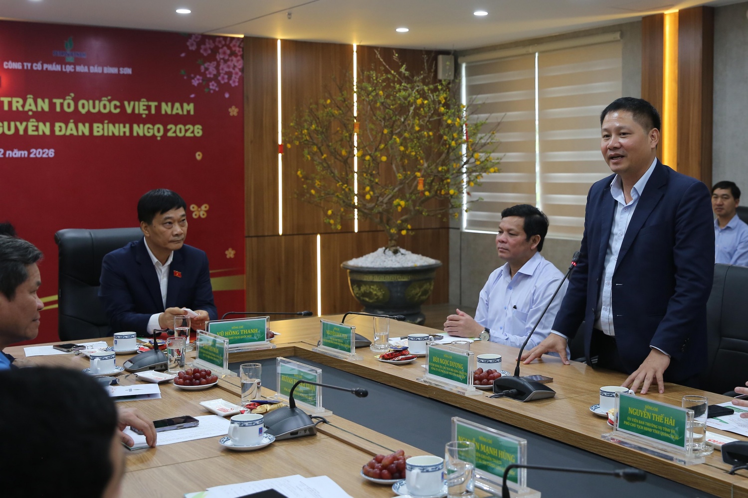 Đồng chí Bùi Ngọc Dương - Bí thư Đảng ủy, Chủ tịch HĐQT BSR báo cáo với đoàn công tác về tình hình sản xuất, kinh doanh của BSR.
