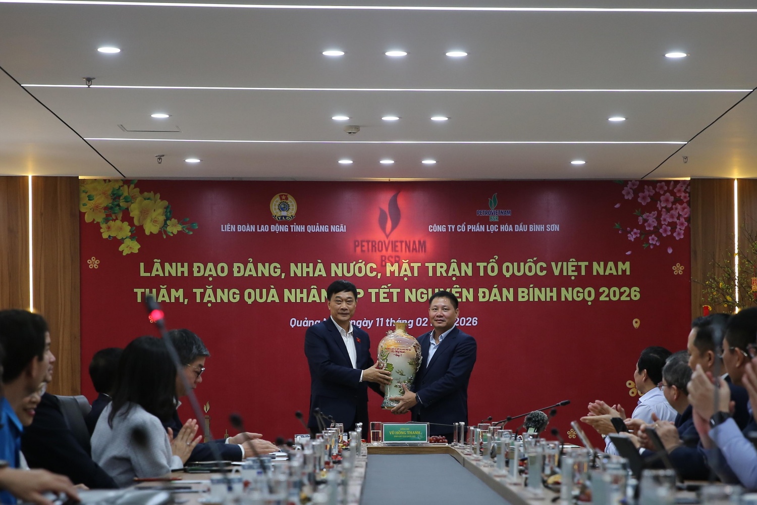 Phó Chủ tịch Quốc hội Vũ Hồng Thanh tặng quà Tết tập thể lãnh đạo, người lao động BSR.
