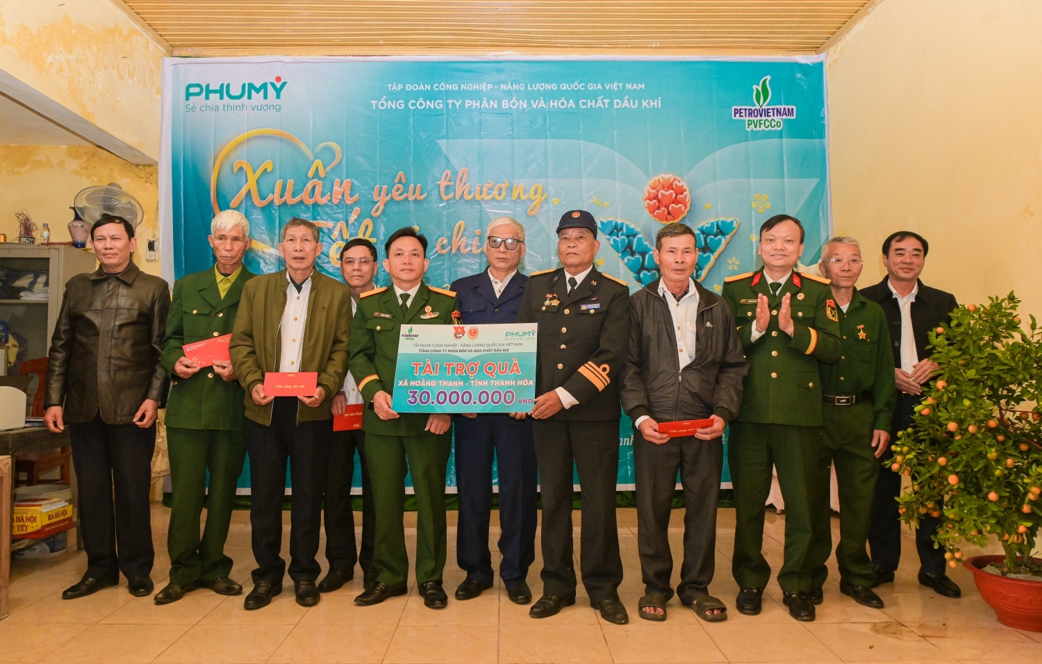 thực, gần gũi và giàu tính nhân văn. “Petrovietnam: Xuân Gắn kết - Tết Nghĩa tình” mang mùa xuân tới mọi miền đất nước Chủ tịch HĐTV Petrovietnam Lê Ngọc Sơn thăm hỏi, chúc Tết bà con nhân dân xã Hiệp Cường (Hưng Yên) “Petrovietnam: Xuân Gắn kết - Tết Nghĩa tình” mang mùa xuân tới mọi miền đất nước Phó Bí thư thường trực Đảng ủy Petrovietnam Trần Quang Dũng trao hỗ trợ quà Tết cho bà con xã Lương Bằng (Hưng Yên) Mỗi mùa xuân đi qua, điều đọng lại sâu lắng nhất là những câu chuyện sẻ chia, những bàn tay nắm lấy nhau giữa lúc khó khăn. Với Tập đoàn Công nghiệp - Năng lượng Quốc gia Việt Nam (Petrovietnam), tinh thần ấy đã được cụ thể hóa bằng chương trình “Petrovietnam: Xuân Gắn kết - Tết Nghĩa tình” Bính Ngọ 2026 - một hành trình mang mùa xuân đến với người lao động và bà con nhân dân con khắp mọi miền Tổ quốc bằng hành động trách nhiệm và nghĩa tình.  Điểm đặc biệt ở chương trình năm nay là sự toàn diện và bao trùm. Trước hết, đó là sự chăm lo chu đáo dành cho đoàn viên, người lao động Petrovietnam - những con người đang ngày đêm bám trụ tại nhà máy, công trình, giàn khoan, dự án trọng điểm... xa quê hương. Với họ, Tết không chỉ là khoảnh khắc sum họp, mà còn là trách nhiệm giữ dòng năng lượng vận hành liên tục cho nền kinh tế đất nước. Những phần quà, những chuyến thăm hỏi trong dịp Tết vì thế trở thành nguồn động viên tinh thần lớn lao, để người lao động yên tâm công tác, vững vàng bước vào năm mới.  “Petrovietnam: Xuân Gắn kết - Tết Nghĩa tình” mang mùa xuân tới mọi miền đất nước Những món quà của Petrovietnam được chuyển đến tận tay bà con. Song hành với đó, giá trị lan tỏa mạnh mẽ nhất của “Petrovietnam: Xuân Gắn kết - Tết Nghĩa tình” năm nay chính là việc chương trình mở rộng vòng tay tới bà con nhân dân trên toàn bộ 34 tỉnh, thành cả nước. Đây là năm đầu tiên chương trình được triển khai ở quy mô rộng khắp, từ các địa phương có công trình dầu khí đến các vùng xa xôi, khó khăn, mùa xuân đã được Petrovietnam và các đơn vị thành viên mang đến mọi miền Tổ quốc.  “Tết sẻ chia - Xuân ấm lòng” là một phần trong chương trình tổng thể “Petrovietnam: Xuân Gắn kết - Tết Nghĩa tình” do Petrovietnam phát động dịp Tết Bính Ngọ 2026. Chiến dịch năm nay có quy mô lớn nhất từ trước đến nay, với tổng kinh phí hơn 125 tỷ đồng, trao tặng hàng trăm nghìn suất quà Tết tới người nghèo, người có hoàn cảnh khó khăn và các gia đình chính sách tại 34 tỉnh, thành trên cả nước.  “Petrovietnam: Xuân Gắn kết - Tết Nghĩa tình” mang mùa xuân tới mọi miền đất nước Đoàn viên, thanh niên PTSC thăm hỏi các cụ già có hoàn cảnh khó khăn tại phường Vũng Tàu (TP HCM). Tại những địa phương nơi Petrovietnam và các đơn vị thành viên đóng chân, như TP HCM, Quảng Ngãi, Thái Bình, Hải Phòng, Cà Mau..., những phần quà Tết được trao đi như một lời tri ân lặng lẽ nhưng sâu sắc. Đó là sự gắn bó bền bỉ giữa doanh nghiệp với cộng đồng địa phương - nơi đã đồng hành, sẻ chia cùng các công trình, dự án năng lượng suốt nhiều năm qua. Những cuộc gặp gỡ đầu xuân vì thế không chỉ ấm áp bởi quà Tết, mà còn bởi cảm giác thân quen, gần gũi khi bà con biết rằng sẽ được nhận quà Tết từ những cái tên quen thuộc như Petrovietnam, PVEP, PTSC, Đạm Cà Mau, Đạm Phú Mỹ, Lọc dầu Dung Quất, PV GAS, PVOIL...  Bà Lê Thị Huê - người dân có hoàn cảnh khó khăn tại Hải Phòng xúc động chia sẻ: “Được Petrovietnam quan tâm, hỗ trợ dịp Tết, tôi thấy rất ấm lòng. Món quà đã giúp gia đình tôi vơi bớt lo toan cho cái Tết này”. Chia sẻ của bà Huê cũng là cảm xúc của hàng nghìn người dân nhận được sự sẻ chia của “Petrovietnam: Xuân Gắn kết - Tết Nghĩa tình” thời gian vừa qua.  “Petrovietnam: Xuân Gắn kết - Tết Nghĩa tình” mang mùa xuân tới mọi miền đất nước Chủ tịch Công đoàn Petrovietnam Nguyễn Mạnh Kha trao quà Tết cho bà con xã Yang Mao (Đắk Lắk). Ở những vùng còn nhiều khó khăn do thiên tai, bão lũ, sự hiện diện kịp thời của Petrovietnam và các đơn vị thành viên càng làm cho mùa xuân thêm trọn vẹn. Tại Đắk Lắk - một trong những địa phương chịu ảnh hưởng nặng nề của bão lũ năm 2025, hình ảnh những người dân vượt quãng đường xa để nhận quà Tết đã nói lên nhiều điều hơn mọi con số thống kê.  Bà Nguyễn Thị Nở (thôn 1, xã Yang Mao) không giấu được niềm xúc động khi cầm trên tay phần quà nghĩa tình, chia sẻ: “Căn nhà tôi vẫn chưa kịp sửa sau mưa lũ, Tết đến cận kề với bao nỗi lo, nhưng chỉ một phần quà của Petrovietnam đúng lúc này cũng đủ để thắp lên niềm vui, để cái Tết của chúng tôi bớt chông chênh hơn”.  Không dừng lại ở đó, chương trình còn dành sự quan tâm đặc biệt tới trẻ em - những mầm non của tương lai. Từ hoạt động “Tết ấm cho em” tại (Ninh Bình), những phần quà sẻ chia với các bệnh nhi khó khăn tại Bệnh viện Nhi Trung ương (Hà Nội), đến việc tiếp sức cho trẻ em mồ côi do đại dịch Covid-19 tại TP HCM, hay những chiếc “áo ấm vùng cao” gửi tới các điểm trường khó khăn ở Lai Châu, mỗi hoạt động đều mang chung một thông điệp, sự quan tâm của tập đoàn năng lượng trụ cột quốc gia tới những thành phần yếu thế trong xã hội.  “Petrovietnam: Xuân Gắn kết - Tết Nghĩa tình” mang mùa xuân tới mọi miền đất nước Đoàn công tác Công đoàn và Đoàn Thanh niên PVNDB trao quà, thăm hỏi và động viên các gia đình bệnh nhi có hoàn cảnh khó khăn tại Bệnh viện Nhi Trung ương. “Petrovietnam: Xuân Gắn kết - Tết Nghĩa tình” mang mùa xuân tới mọi miền đất nước PVOIL trao hỗ trợ và lì xì cho trẻ mồ côi do Covid-19 tại xã Nhà Bè (TP HCM). Bên cạnh đó, Petrovietnam và các đơn vị thành viên còn dành sự tri ân sâu sắc cho các cựu chiến binh có hoàn cảnh khó khăn, những con người đã cống hiến, hy sinh cho đất nước, thông qua những việc làm cụ thể, thiết thực với truyền thống “Uống nước nhớ nguồn”.  “Petrovietnam: Xuân Gắn kết - Tết Nghĩa tình” không chỉ là một chương trình an sinh xã hội, mà còn là hành động nghĩa tình của một doanh nghiệp dân tộc đặt con người làm trung tâm, đặt trách nhiệm xã hội song hành cùng nhiệm vụ sản xuất - kinh doanh. Việc chương trình được triển khai đồng bộ, rộng khắp, với sự tham gia của toàn Tập đoàn, Công đoàn, Đoàn Thanh niên, Hội Cựu chiến binh, toàn bộ các đơn vị thành viên trong hệ sinh thái Tập đoàn... đã tạo nên sức lan tỏa lớn, góp phần củng cố niềm tin của xã hội đối với vai trò dẫn dắt, tiên phong của Petrovietnam.  “Petrovietnam: Xuân Gắn kết - Tết Nghĩa tình” mang mùa xuân tới mọi miền đất nước Những bao lì xì may mắn và các phần quà được gửi tới các cựu chiến binh có hoàn cảnh khó khăn trên địa bàn xã Hoằng Thanh (Thanh Hóa).