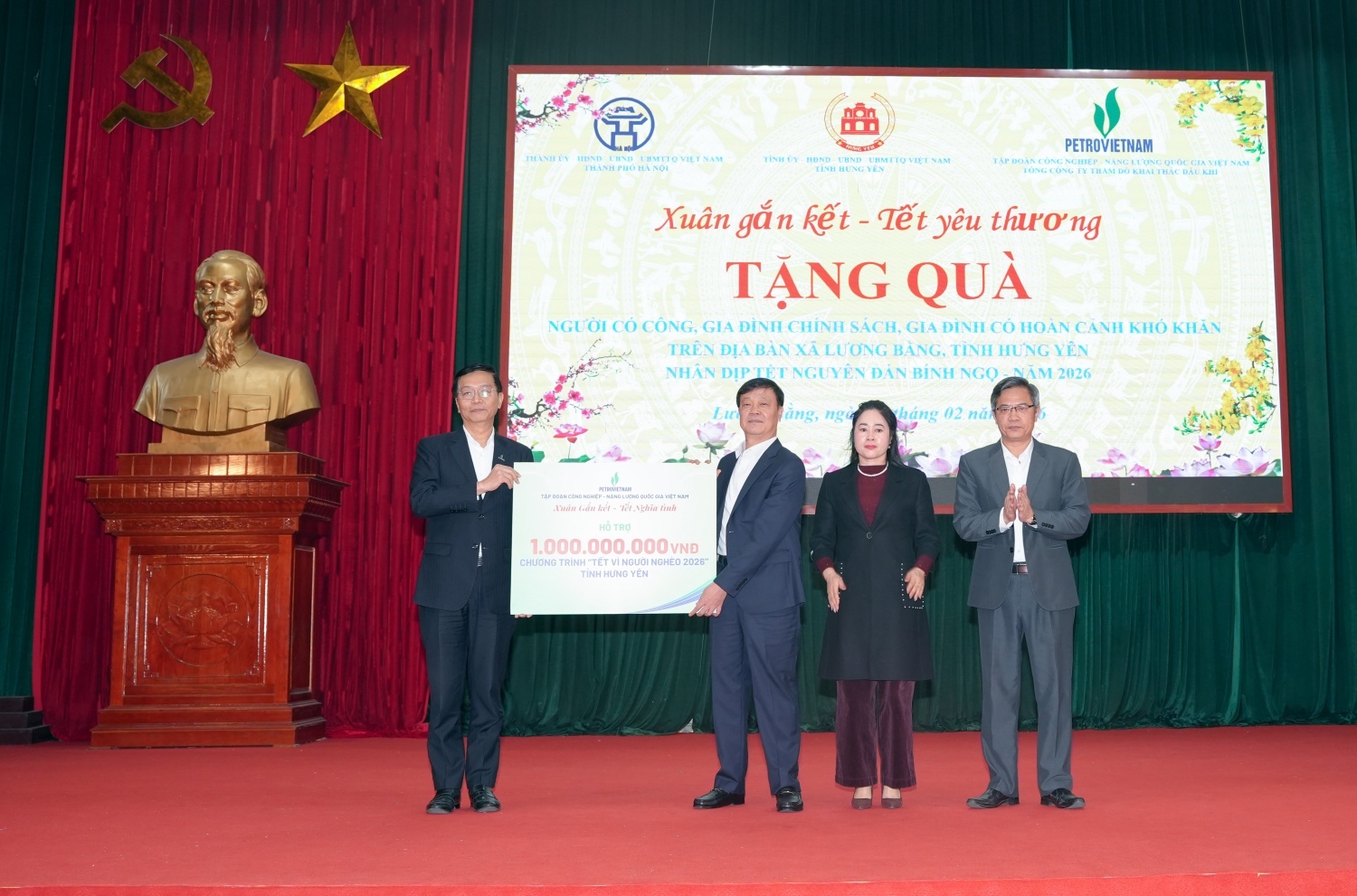Chủ tịch HĐTV Petrovietnam Lê Ngọc Sơn thăm hỏi, chúc Tết bà con nhân dân xã Hiệp Cường (Hưng Yên)