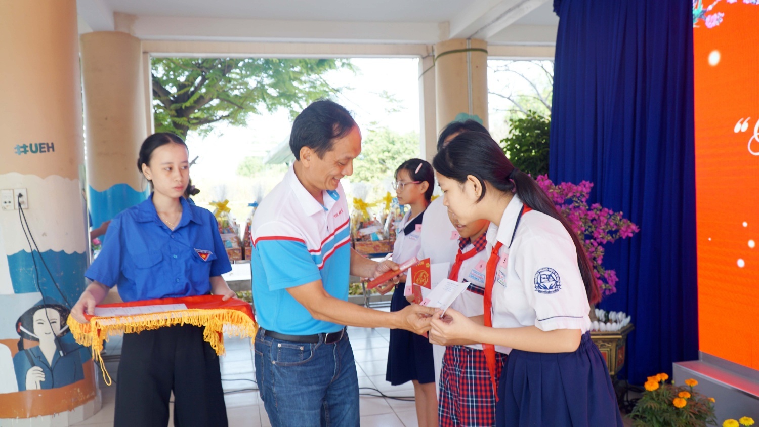 PVOIL trao hỗ trợ và lì xì cho trẻ mồ côi do Covid-19 tại xã Nhà Bè (TP HCM).