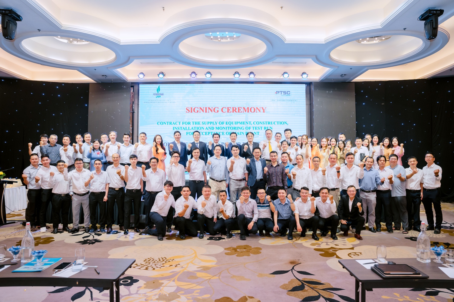 Các đại biểu tham dự lễ ký.