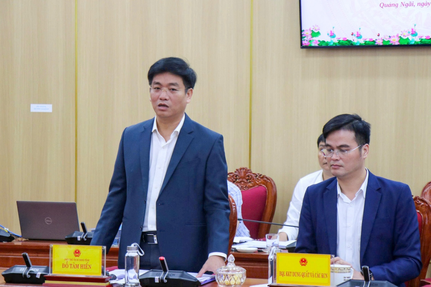 Phó Chủ tịch UBND tỉnh Quảng Ngãi Đỗ Tâm Hiển báo cáo về các công tác nghiên cứu, xây dựng đề án Trung tâm lọc hóa dầu và năng lượng Quốc gia tại KKT Dung Quất