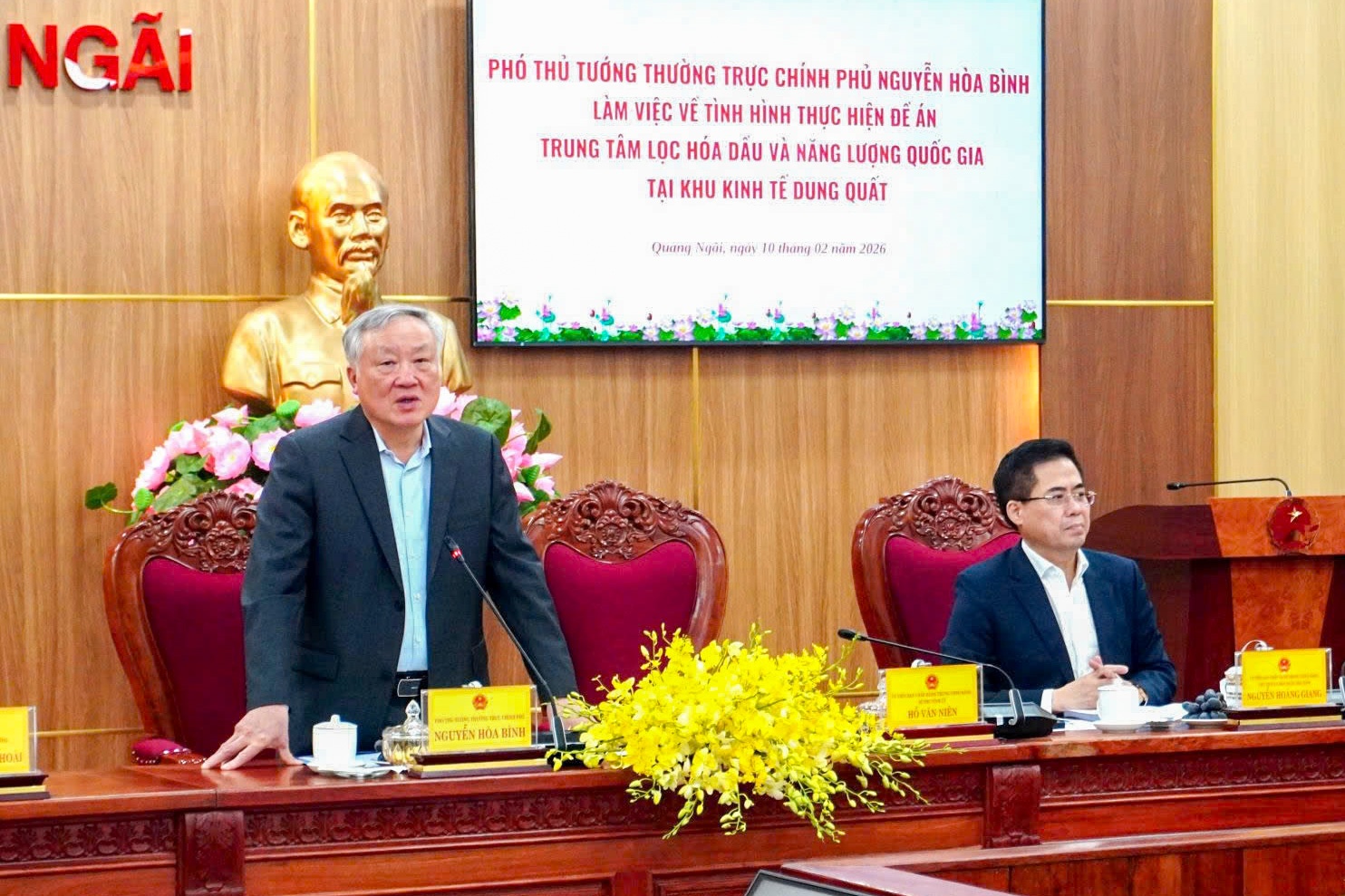Phó Thủ tướng Thường trực Chính phủ Nguyễn Hòa Bình phát biểu kết luận, nhấn mạnh vai trò của Petrovietnam đối với đề án Trung tâm lọc hóa dầu và năng lượng Quốc gia tại KKT Dung Quất.