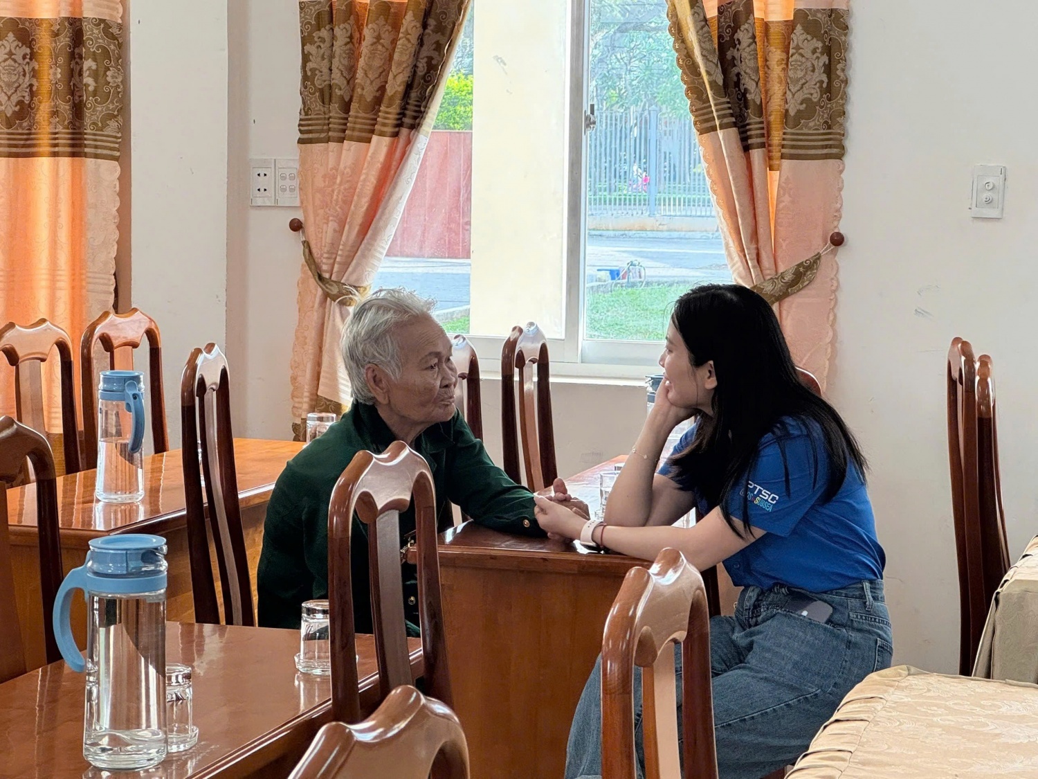Đoàn viên, thanh niên PTSC thăm hỏi các cụ già có hoàn cảnh khó khăn tại phường Vũng Tàu (TP HCM).