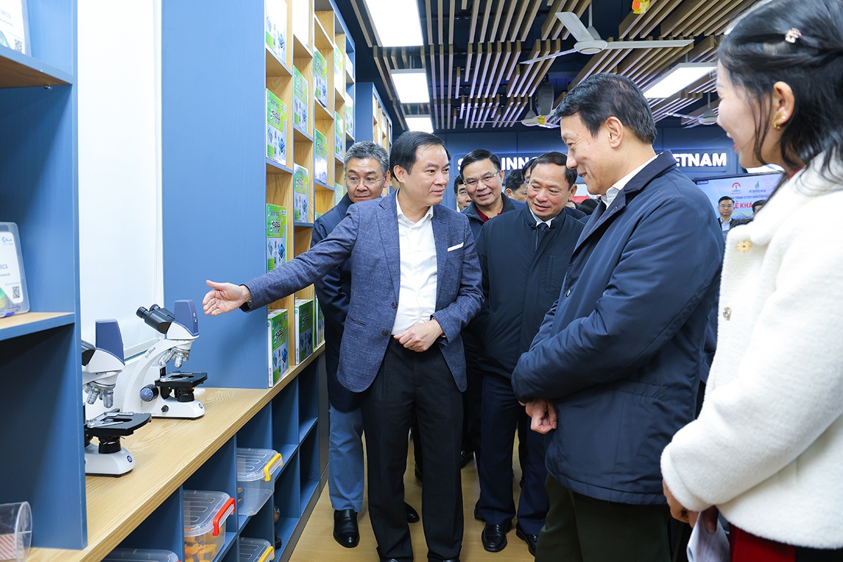 Chủ tịch HĐTV Lê Ngọc Sơn giới thiệu với lãnh đạo Bộ Công an, Bộ Công Thương, tỉnh Hưng Yên về chương trình STEM Innovation Petrovietnam