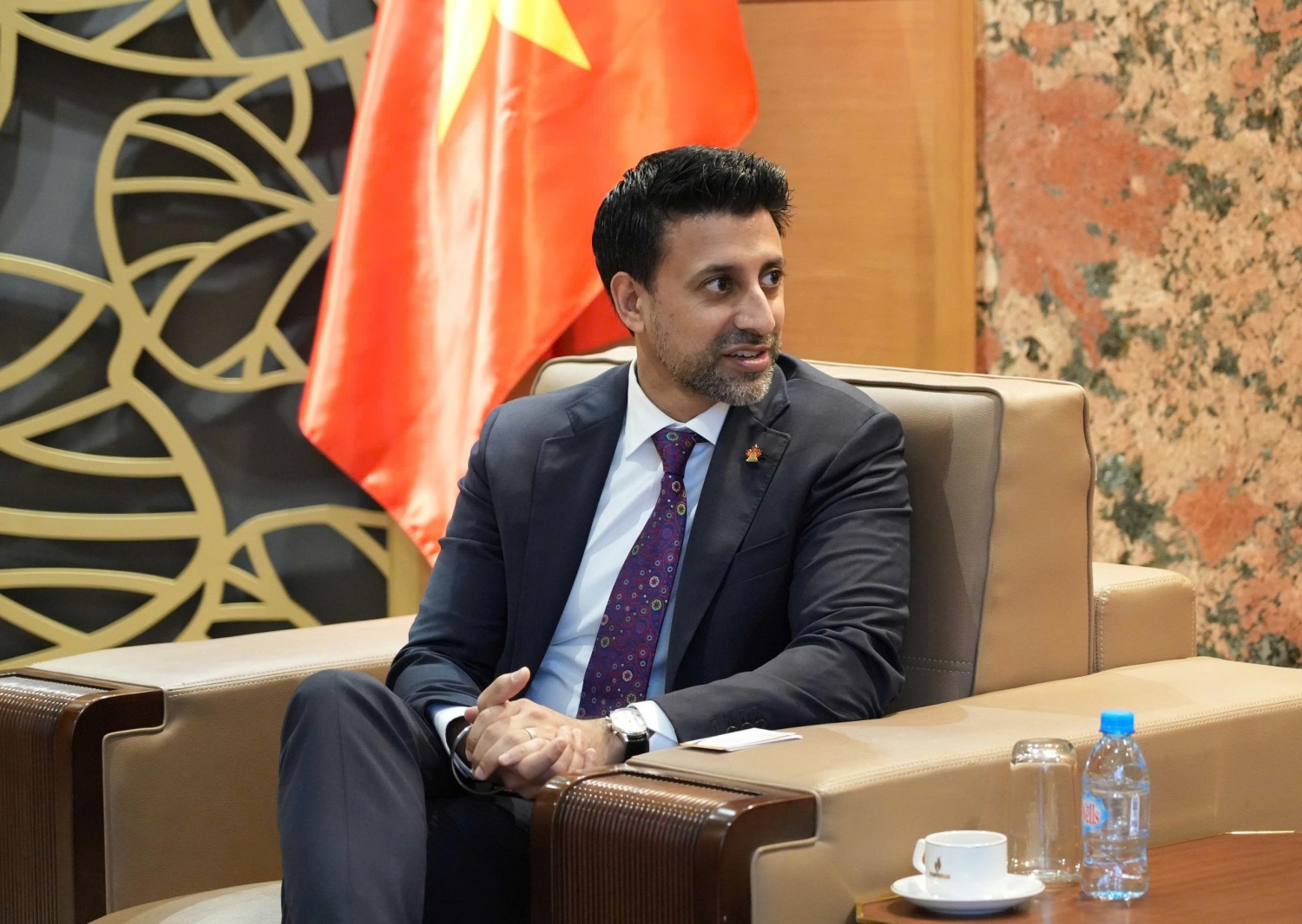 Bộ trưởng Thương mại Quốc tế Canada Maninder Sidhu phát biểu tại buổi làm việc.