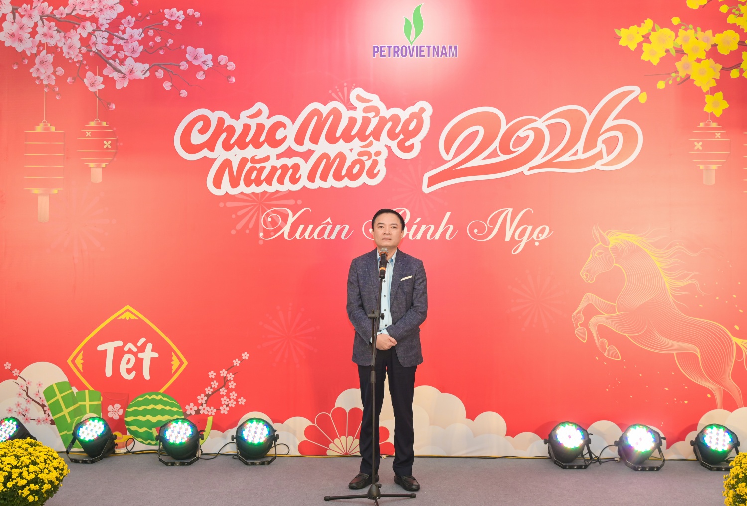 Chủ tịch HĐTV Petrovietnam Lê Ngọc Sơn đề nghị toàn thể cán bộ, người lao động tiếp tục hăng say lao động, phát huy hiệu quả các động lực tăng trưởng hiện có, đồng thời chủ động đổi mới tư duy, tìm kiếm và kiến tạo những động lực phát triển mới.