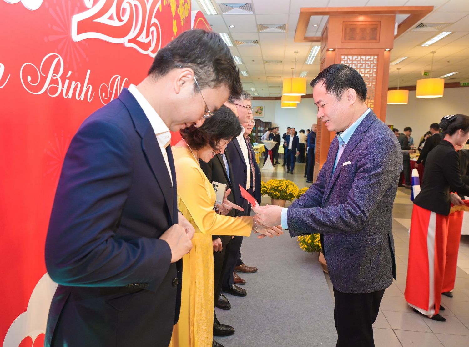 Đồng chí Lê Ngọc Sơn, Bí thư Đảng ủy, Chủ tịch HĐTV Petrovietnam mừng tuổi đại diện các ban/Văn phòng Tập đoàn.