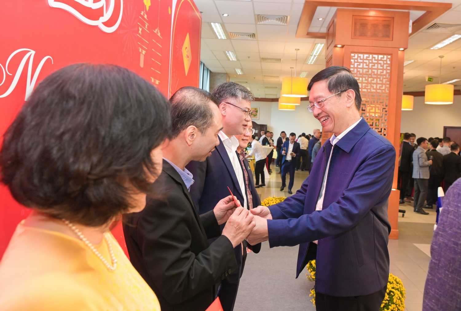 Đồng chí Trần Quang Dũng, Phó Bí thư thường trực Đảng ủy Petrovietnam mừng tuổi đại diện các ban/Văn phòng Tập đoàn.