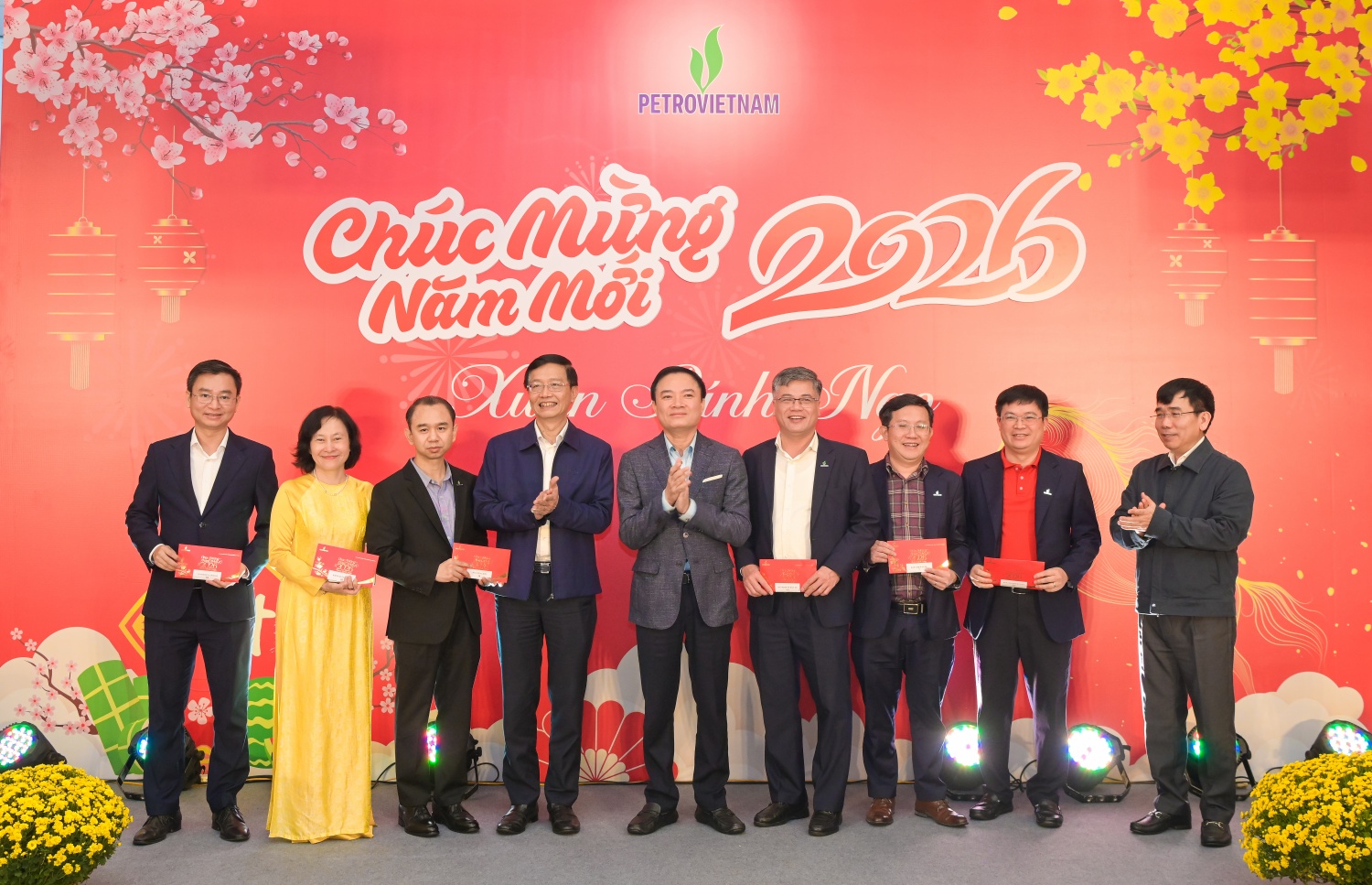 Đồng chí Lê Ngọc Sơn, Bí thư Đảng ủy, Chủ tịch HĐTV Petrovietnam; đồng chí Trần Quang Dũng, Phó Bí thư thường trực Đảng ủy Petrovietnam và đồng chí Lê Xuân Huyên - Phó Tổng Giám đốc phụ trách Ban điều hành Petrovietnam mừng tuổi đại diện các ban/Văn phòng Tập đoàn.