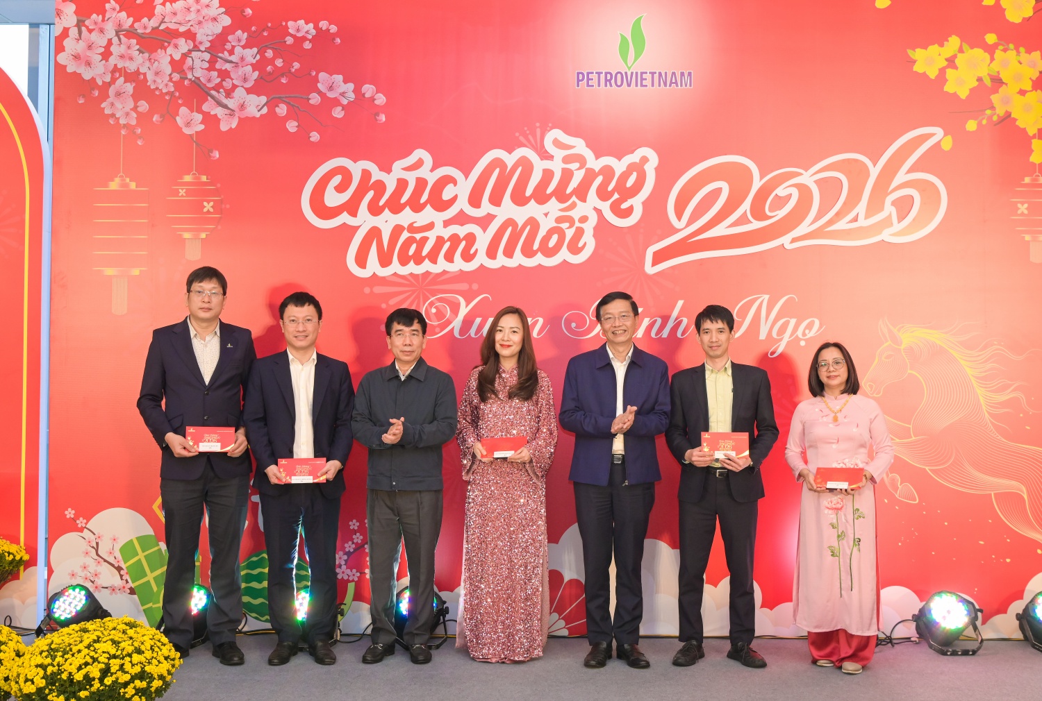 Đồng chí Trần Quang Dũng và đồng chí Lê Xuân Huyên mừng tuổi đại diện các ban/Văn phòng Tập đoàn.